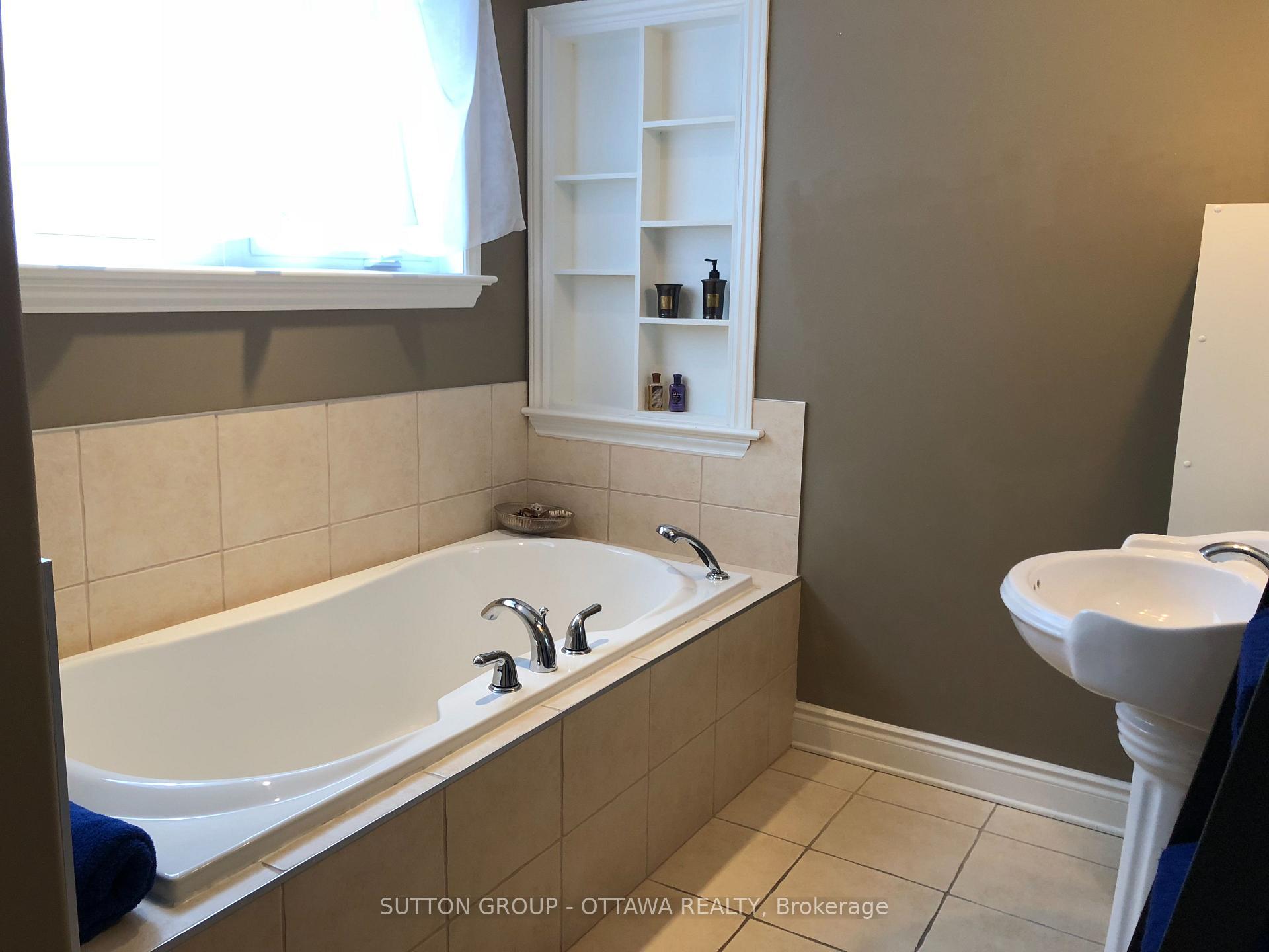 Photo 10 of 40 St. Helen's Place, Ottawa, Meadowlands/St. Claire Gardens — HOMEH