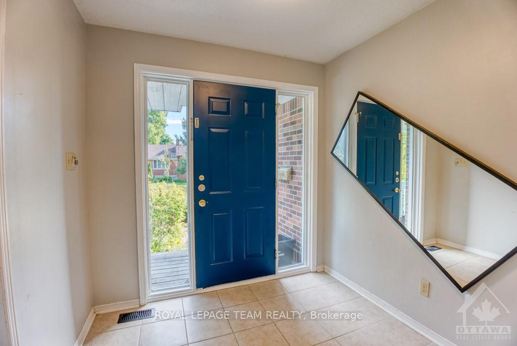 Photo 2 of 880 Riddell Avenue N, Ottawa, McKellar Heights/Glabar Park — HOMEH