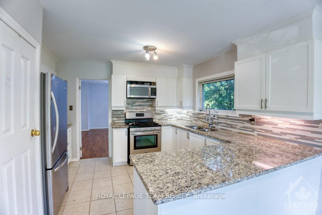 Photo 4 of 880 Riddell Avenue N, Ottawa, McKellar Heights/Glabar Park — HOMEH