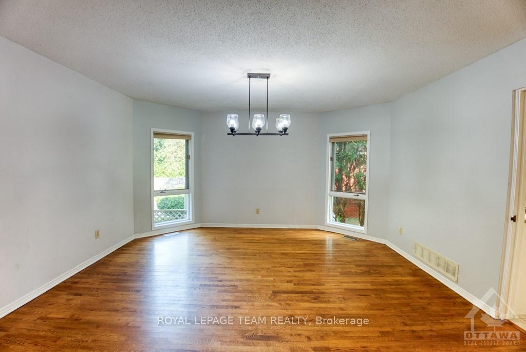 Photo 7 of 880 Riddell Avenue N, Ottawa, McKellar Heights/Glabar Park — HOMEH