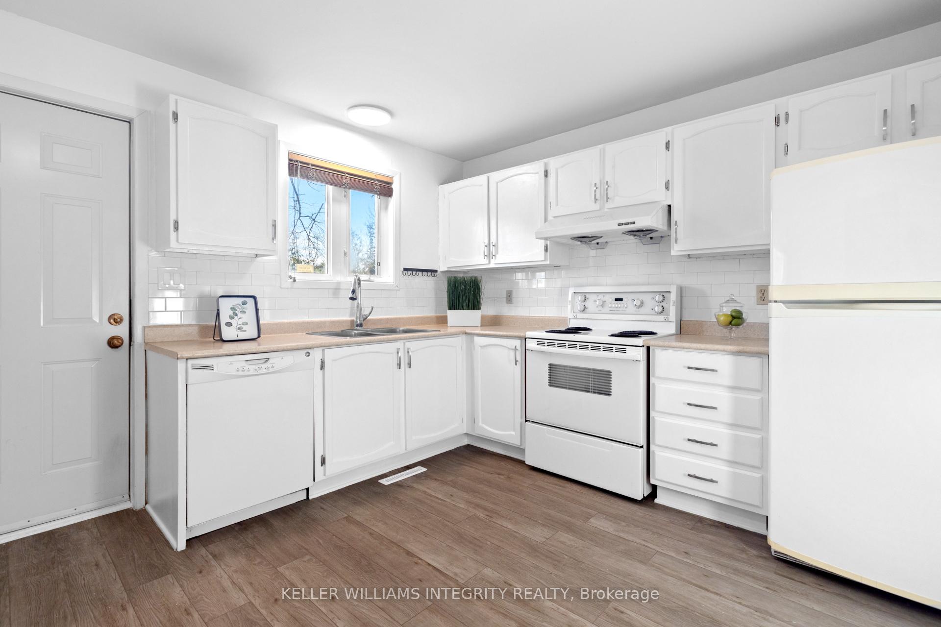 Photo 11 of 20 Gillespie Crescent, Ottawa, Hunt Club Woods — HOMEH