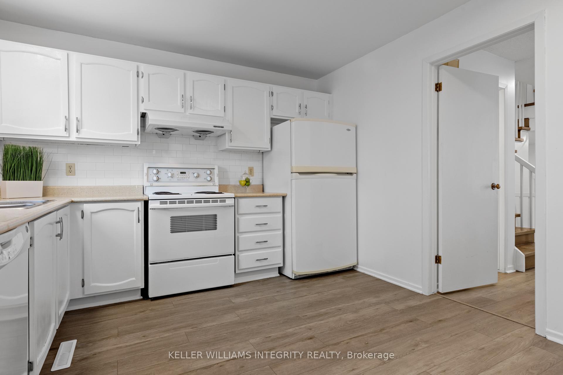 Photo 12 of 20 Gillespie Crescent, Ottawa, Hunt Club Woods — HOMEH
