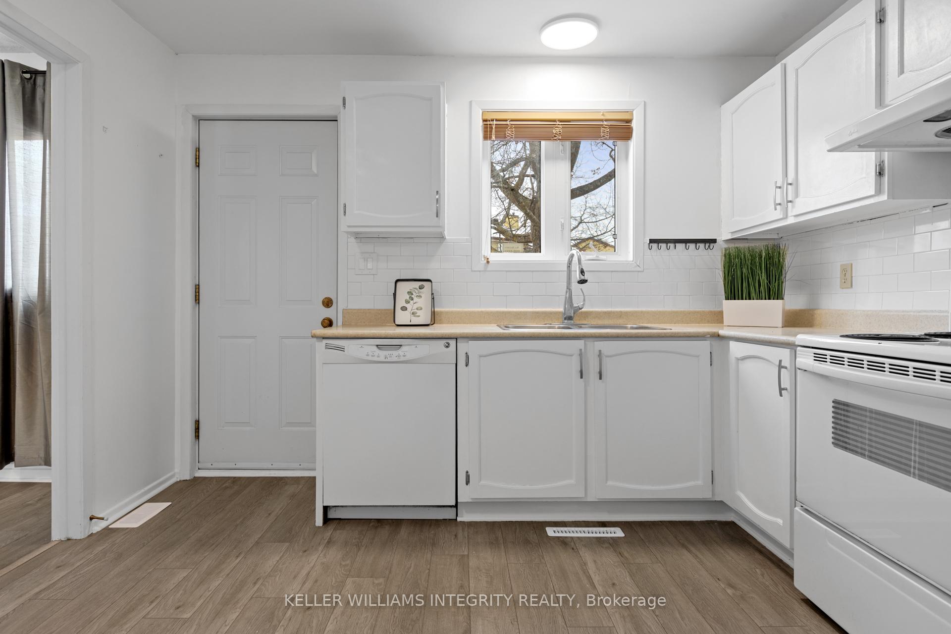 Photo 13 of 20 Gillespie Crescent, Ottawa, Hunt Club Woods — HOMEH