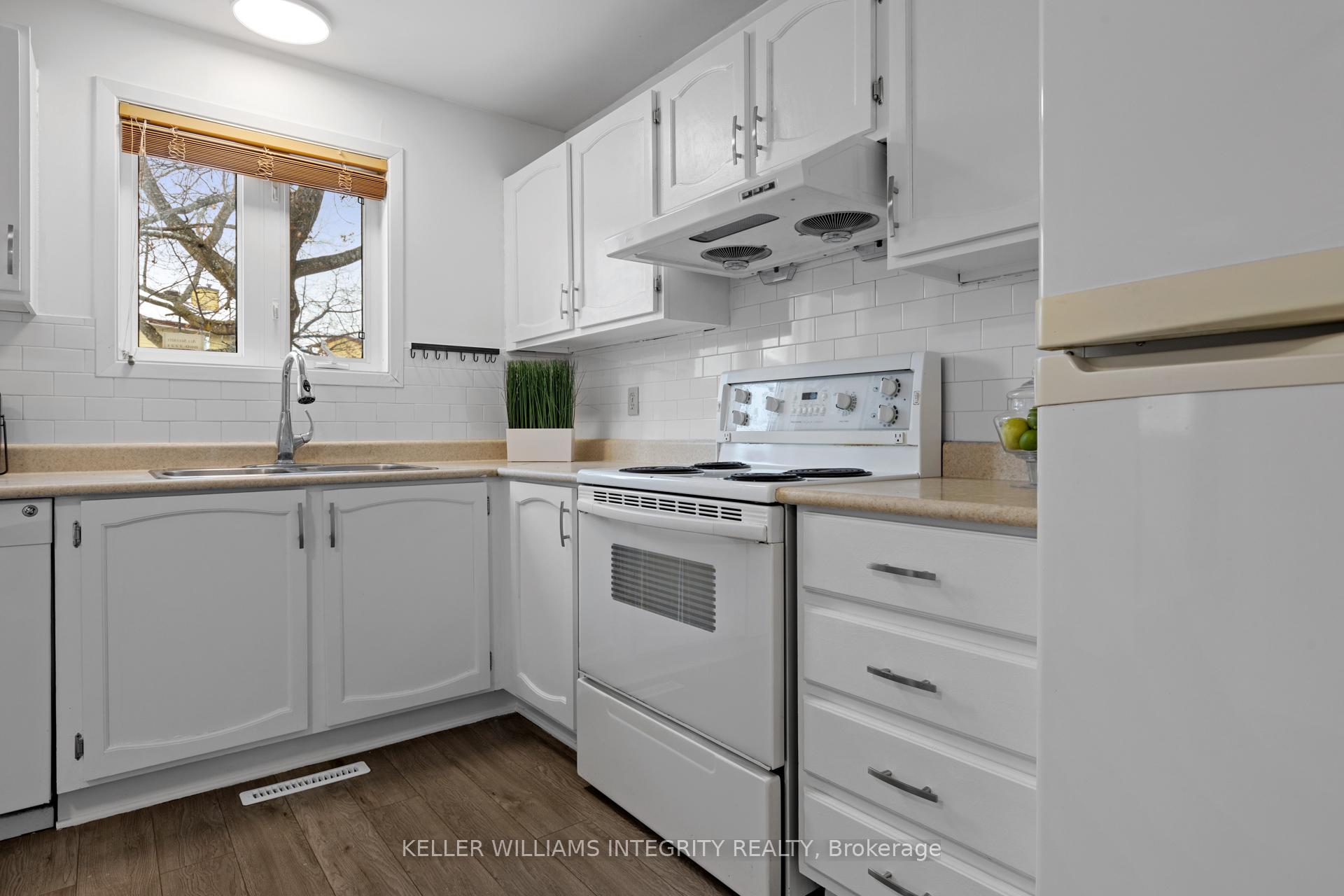 Photo 14 of 20 Gillespie Crescent, Ottawa, Hunt Club Woods — HOMEH