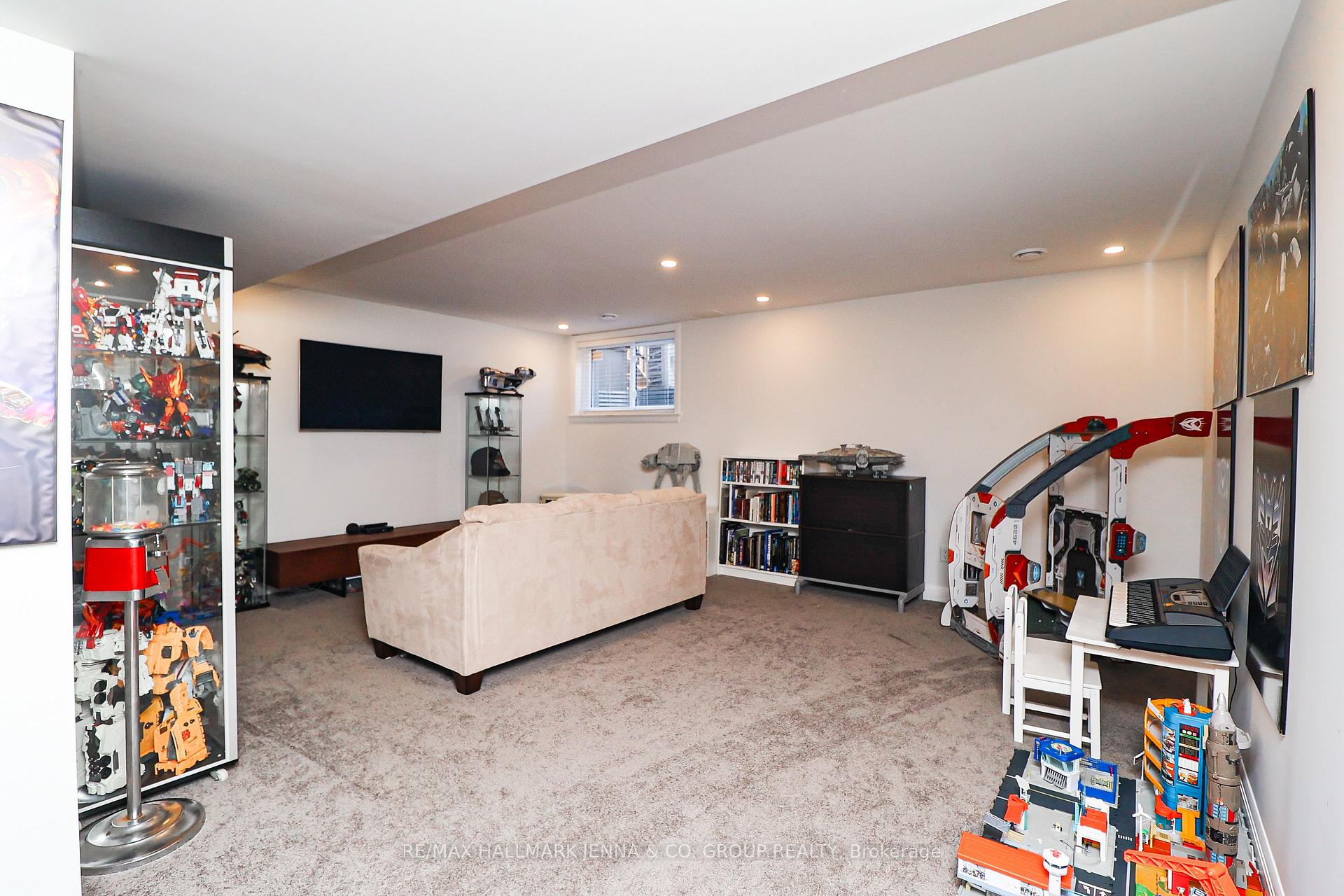 Photo 9 of 511 Pimiwidon Street, Ottawa, CFB Rockcliffe and Area — HOMEH