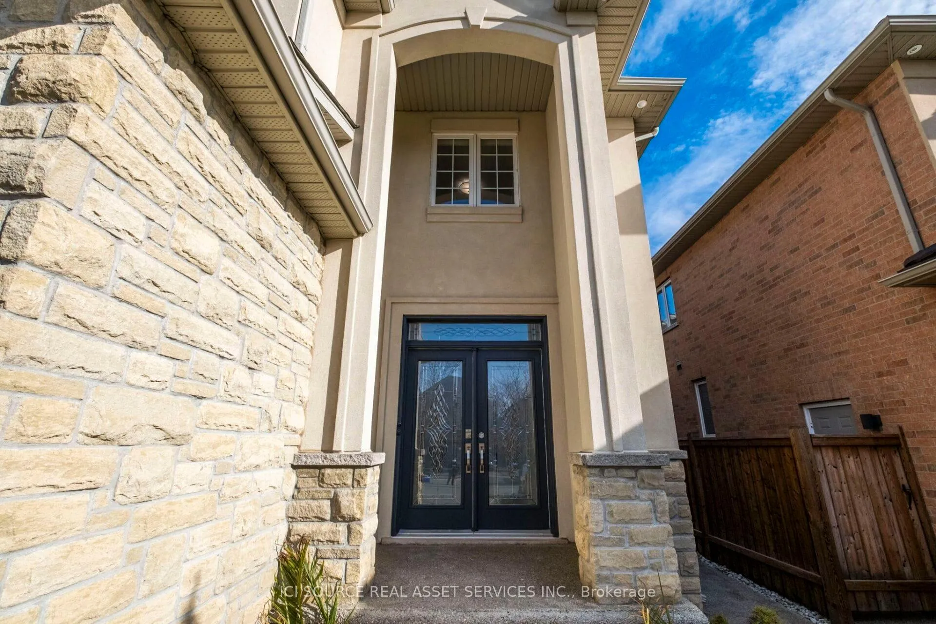 Photo 3 of 409 Valridge Drive, Hamilton, Ancaster — HOMEH