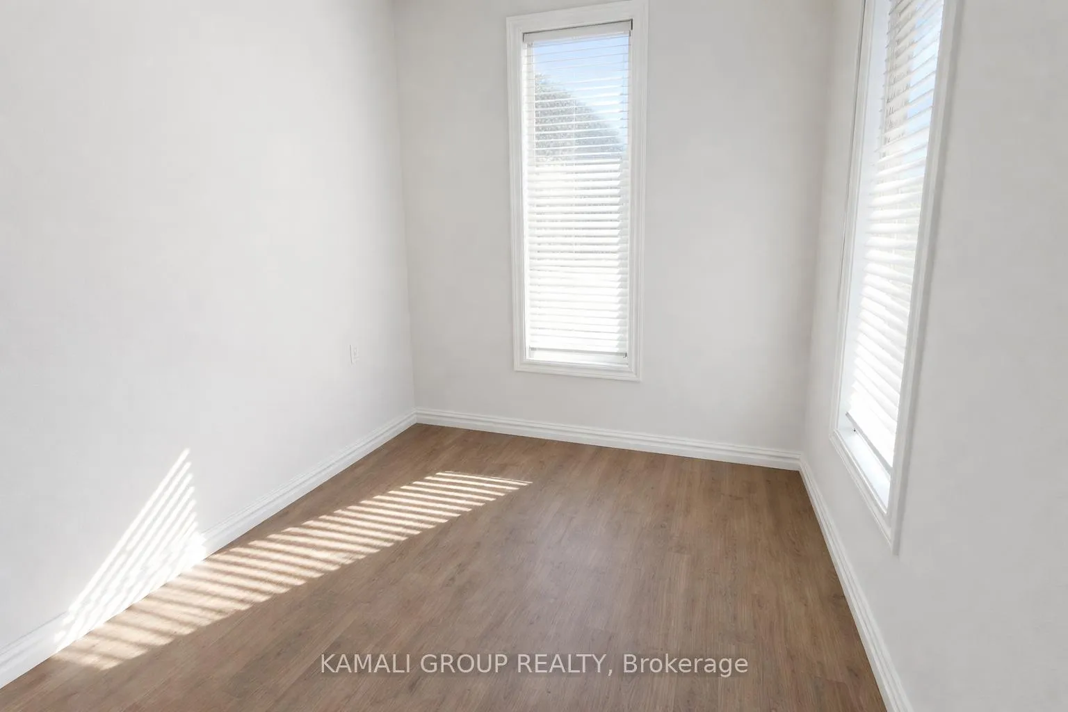 Photo 3 of Unit 3, 36 Oakridge Avenue, St. Catharines, Glendale/Glenridge — HOMEH
