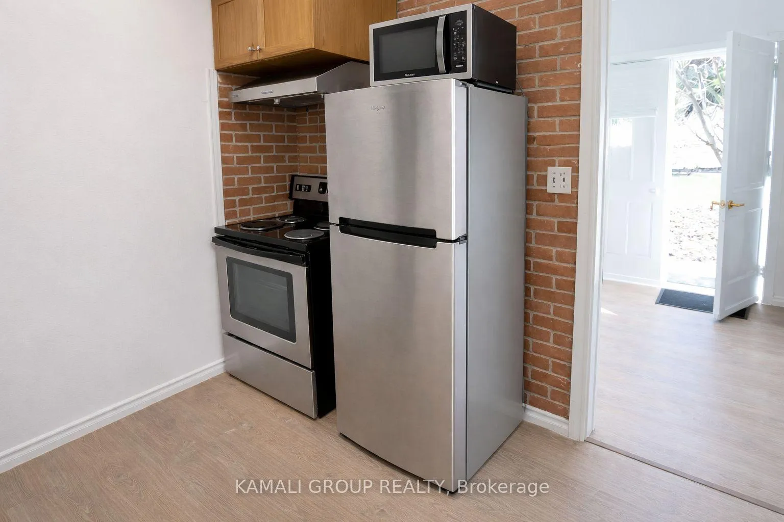 Photo 5 of Unit 3, 36 Oakridge Avenue, St. Catharines, Glendale/Glenridge — HOMEH