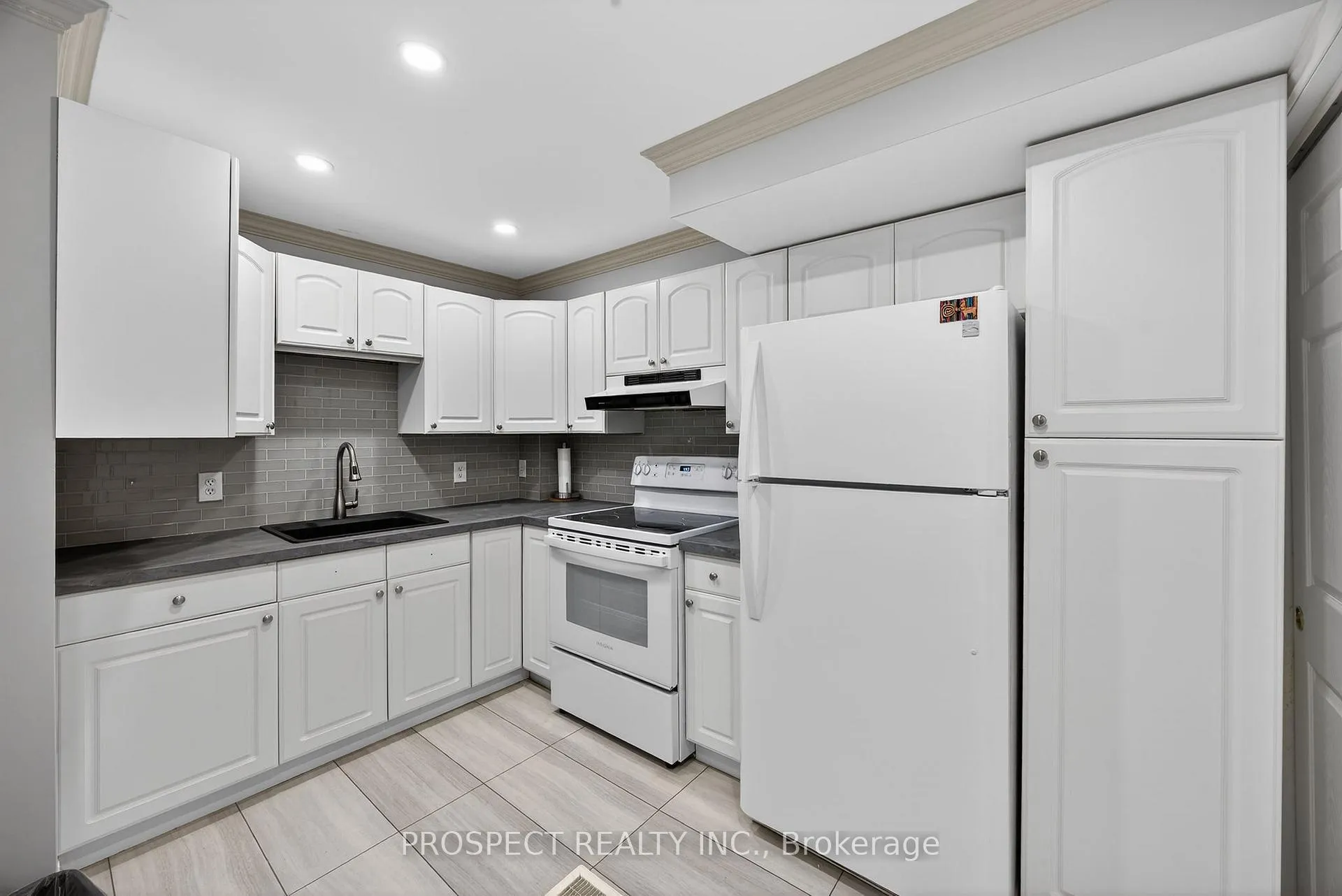 Photo 4 of 76 Logan Court, Barrie, Holly — HOMEH