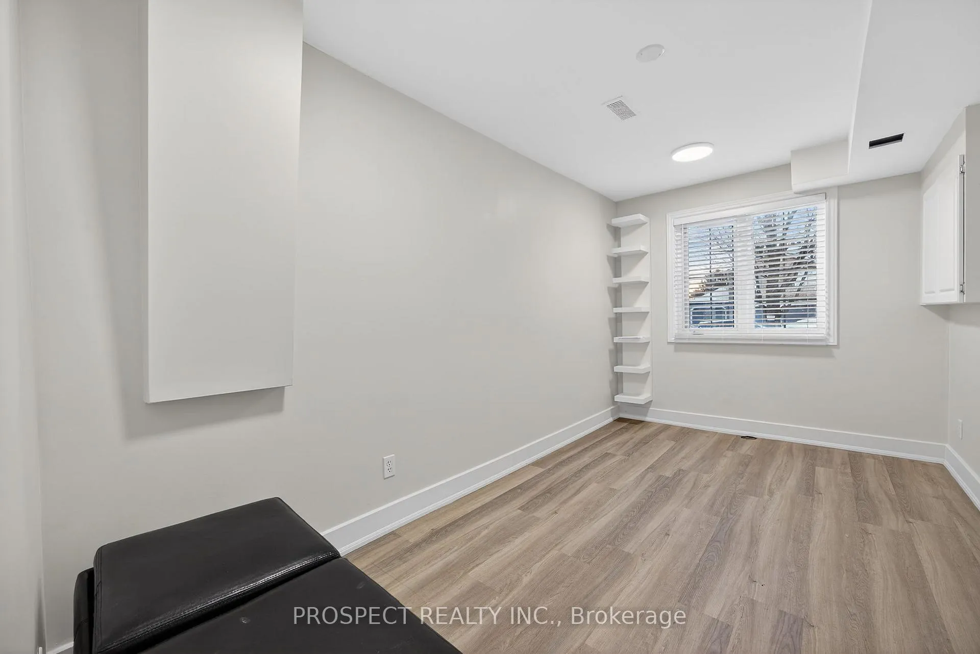Photo 8 of 76 Logan Court, Barrie, Holly — HOMEH
