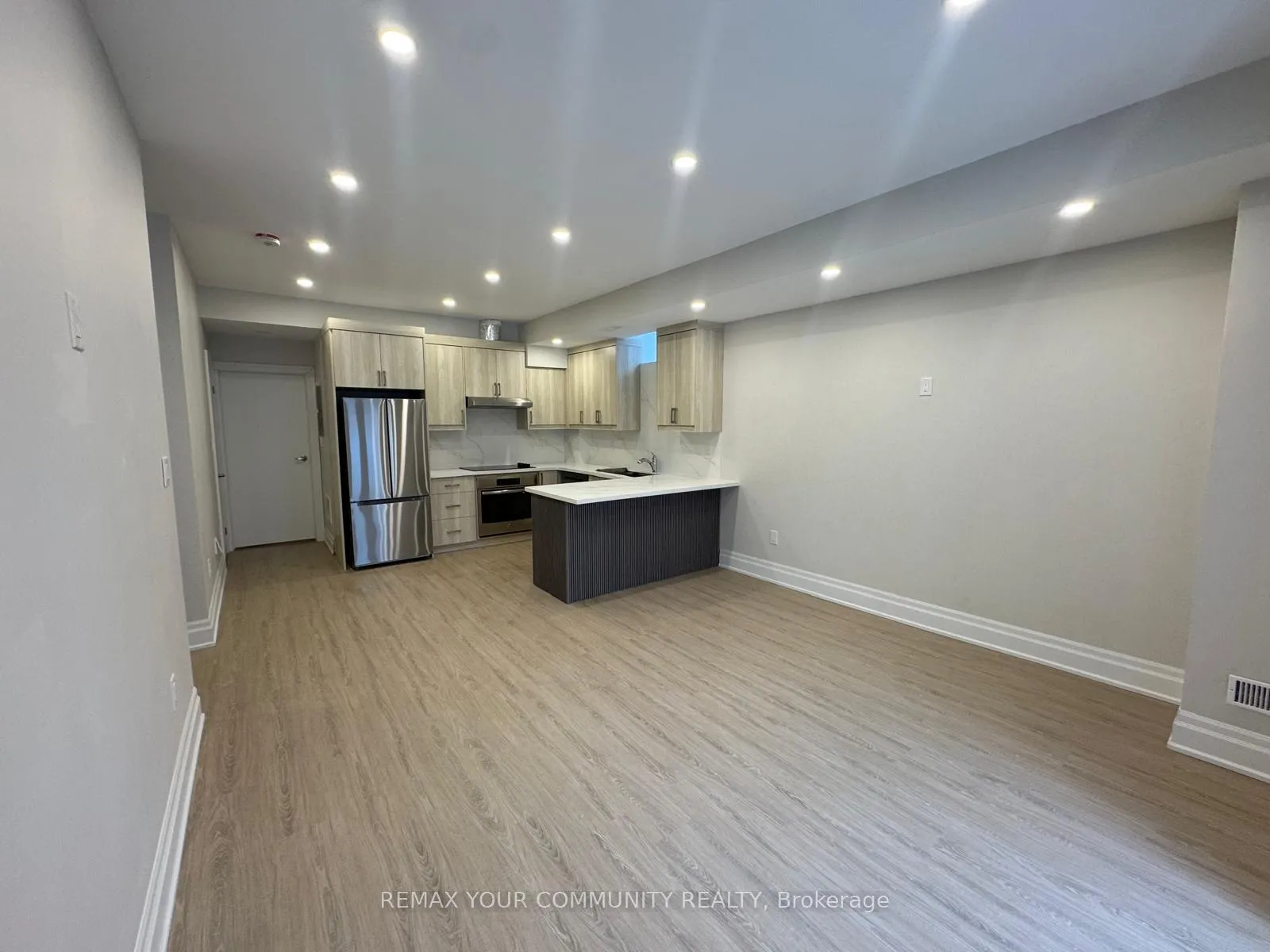 Photo 3 of 16 Maple Fields Circle, Aurora, Aurora Estates — HOMEH
