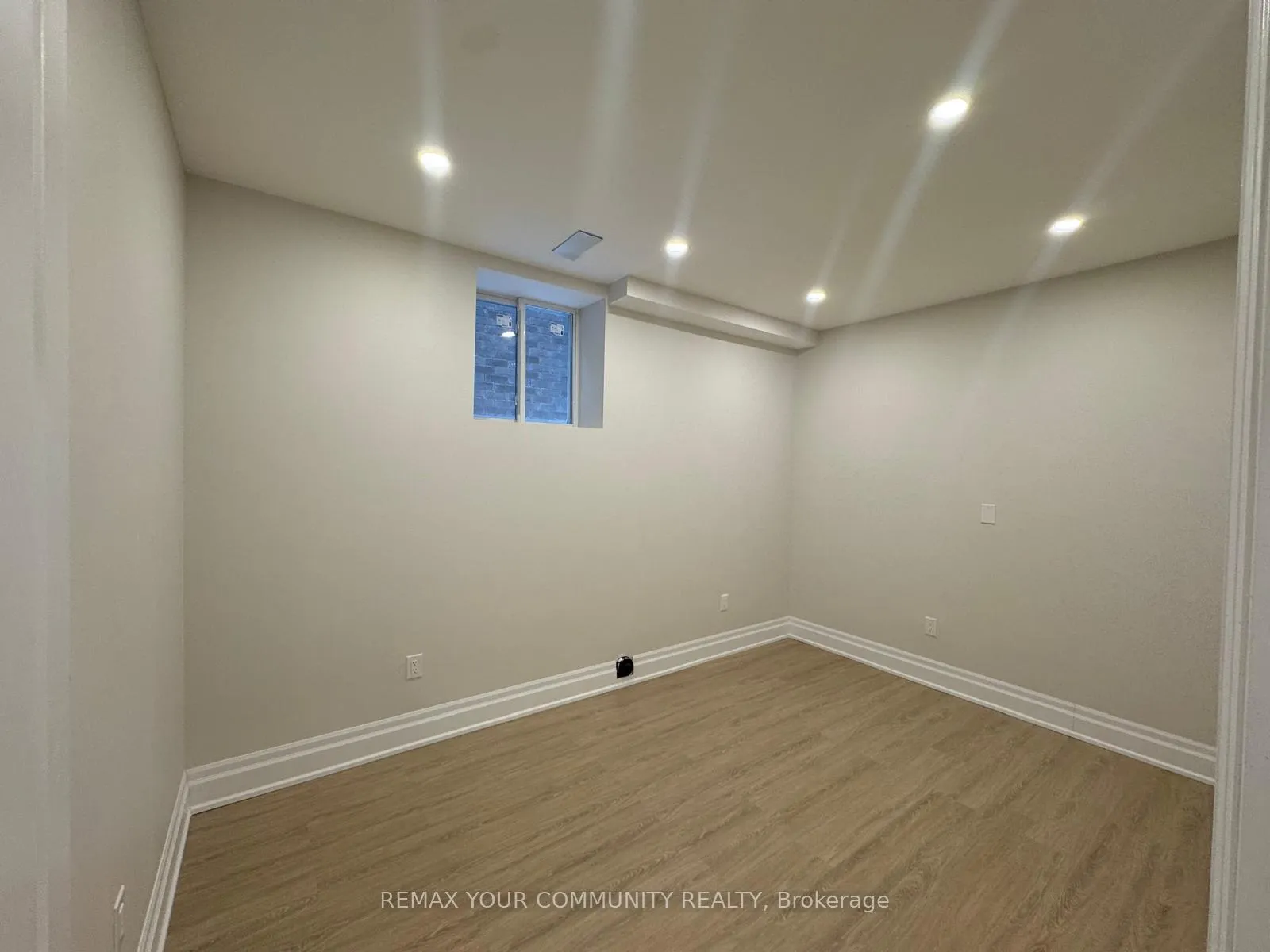 Photo 4 of 16 Maple Fields Circle, Aurora, Aurora Estates — HOMEH