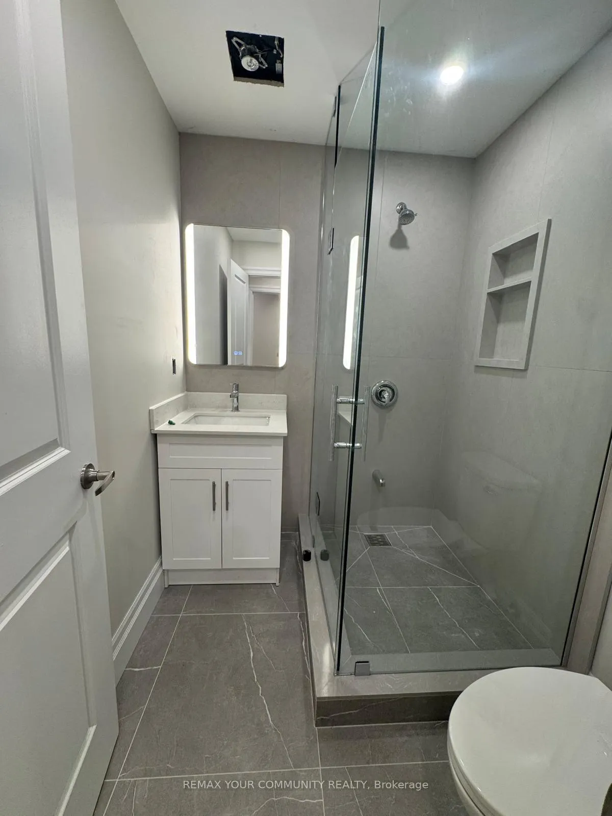 Photo 5 of 16 Maple Fields Circle, Aurora, Aurora Estates — HOMEH