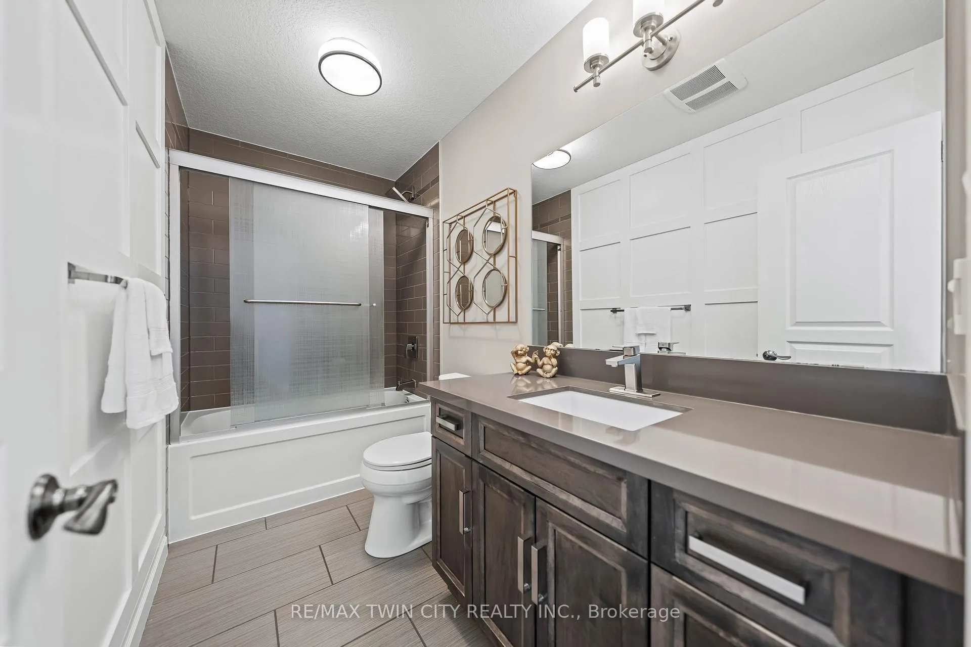 Photo 33 of 155 Oak Park Drive, Waterloo — HOMEH