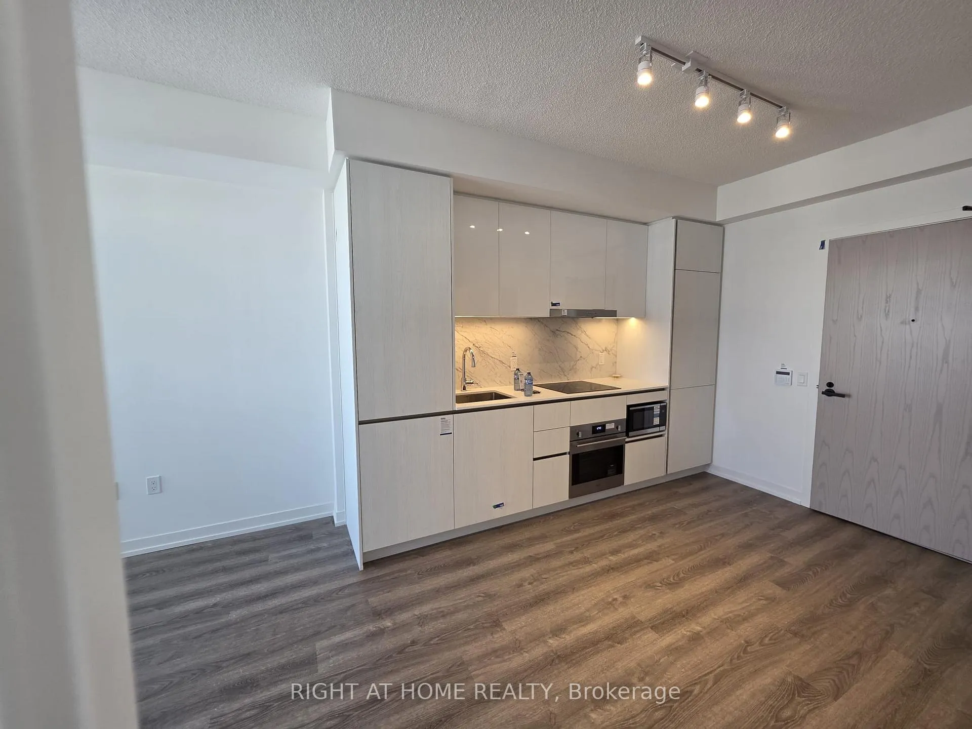 Photo 2 of Unit 5603, 8 Interchange Way, Vaughan, Vaughan Corporate Centre — HOMEH