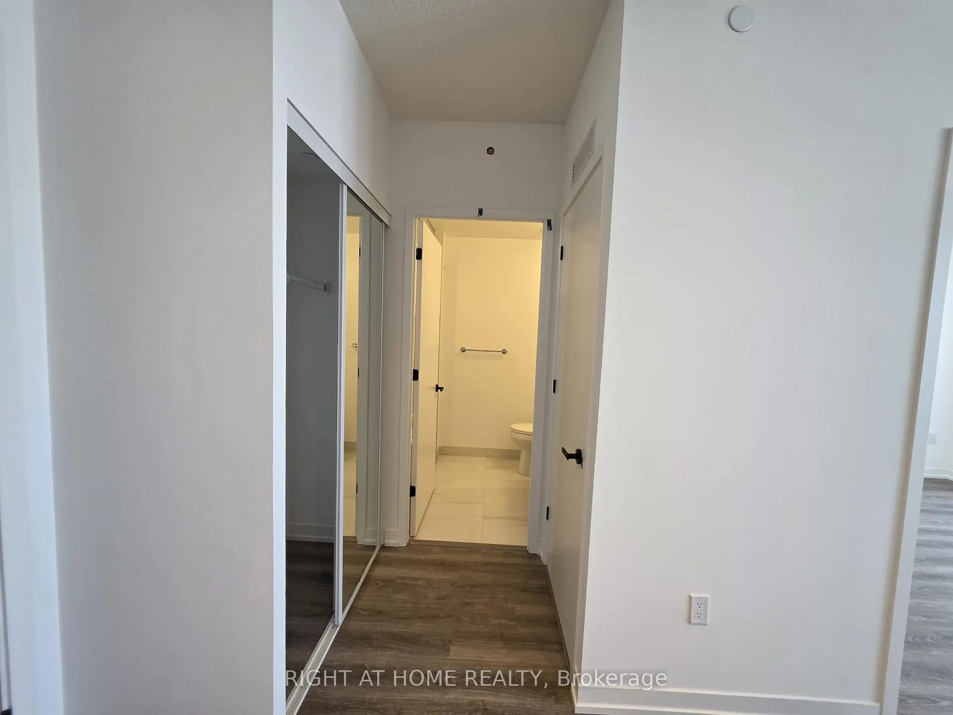 Photo 4 of Unit 5603, 8 Interchange Way, Vaughan, Vaughan Corporate Centre — HOMEH