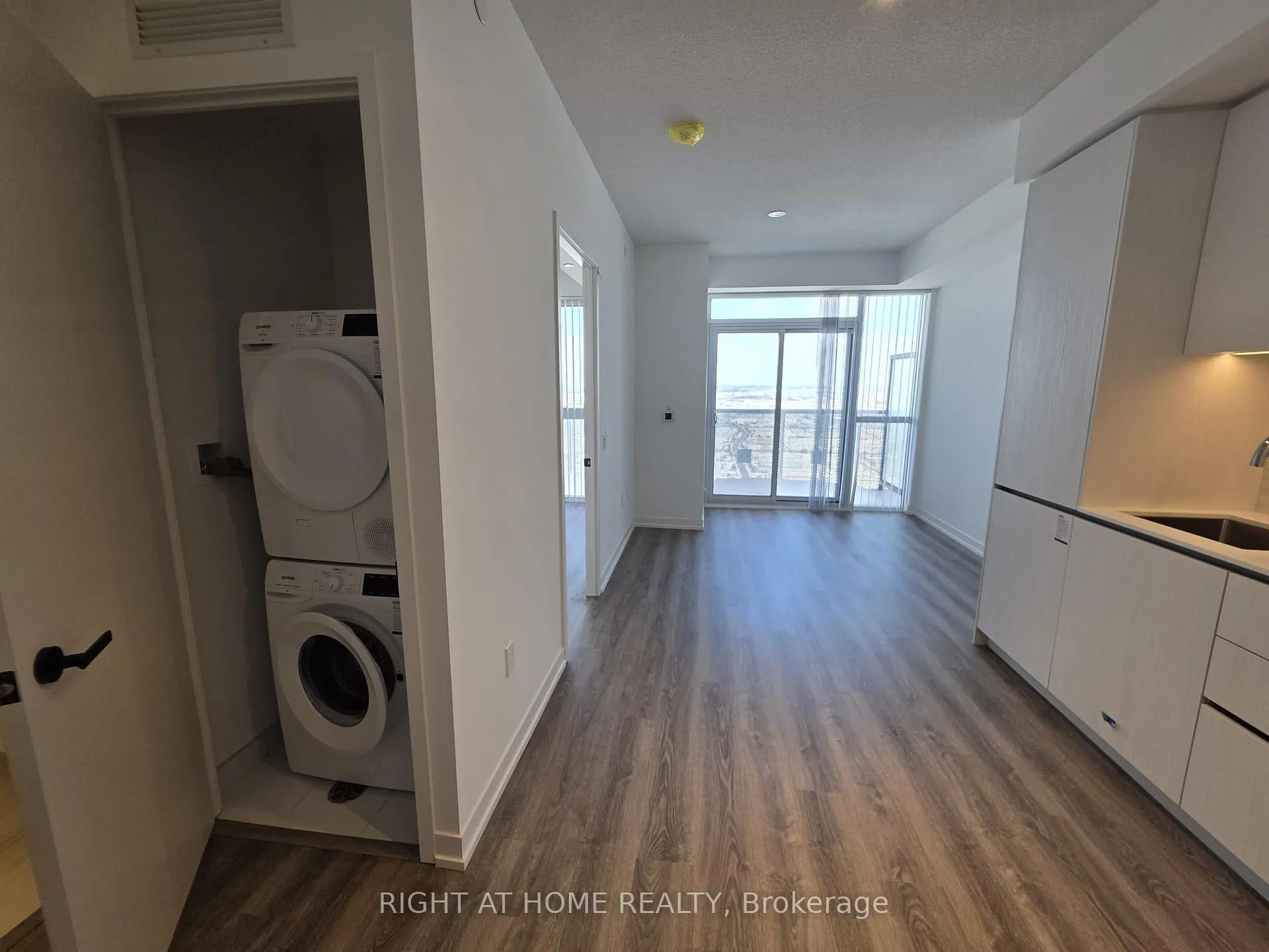 Photo 5 of Unit 5603, 8 Interchange Way, Vaughan, Vaughan Corporate Centre — HOMEH