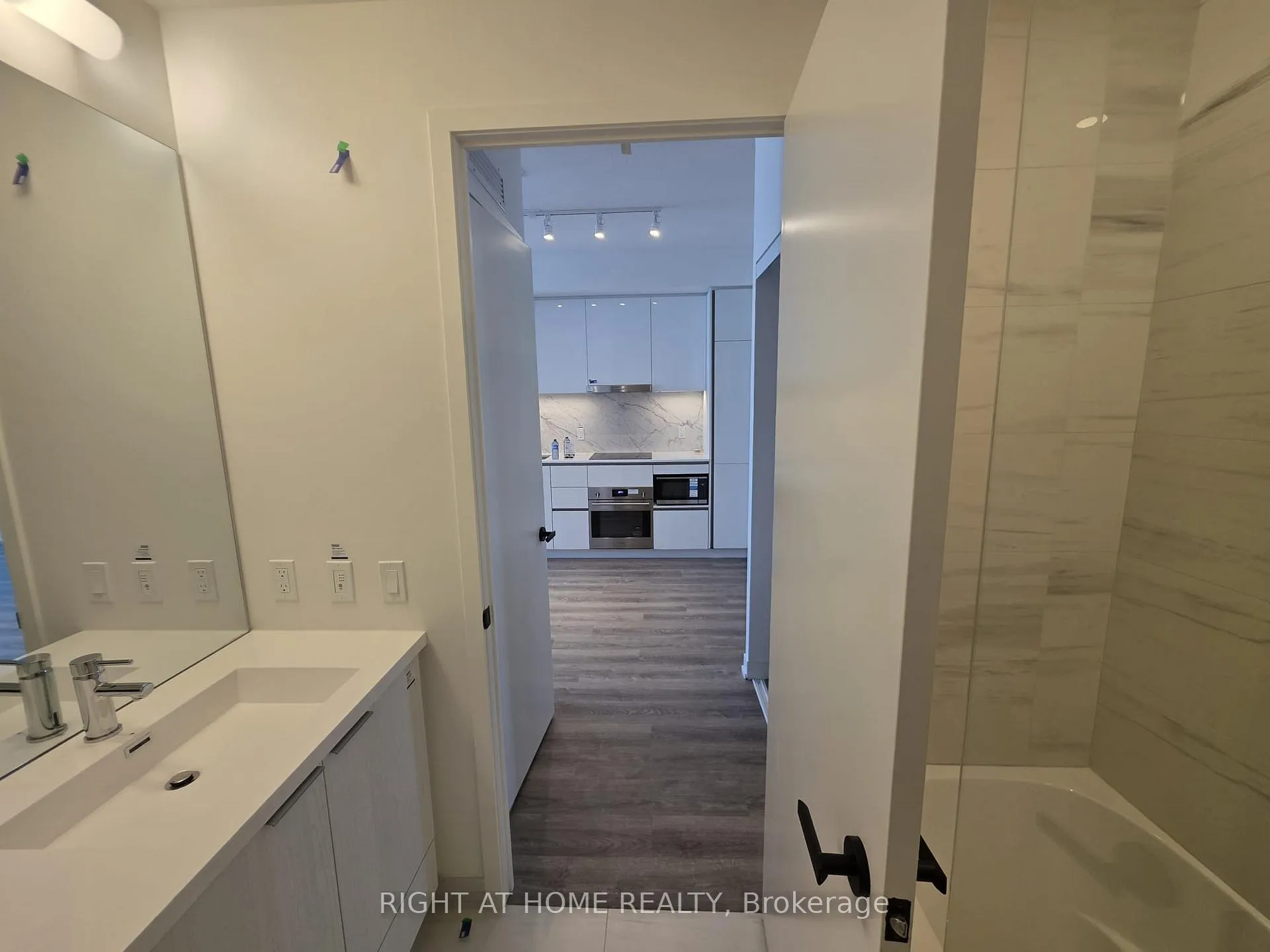Photo 7 of Unit 5603, 8 Interchange Way, Vaughan, Vaughan Corporate Centre — HOMEH