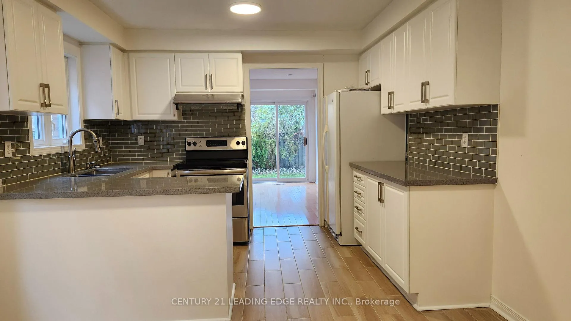 Photo 2 of 7 Angela Court, Markham, Middlefield — HOMEH