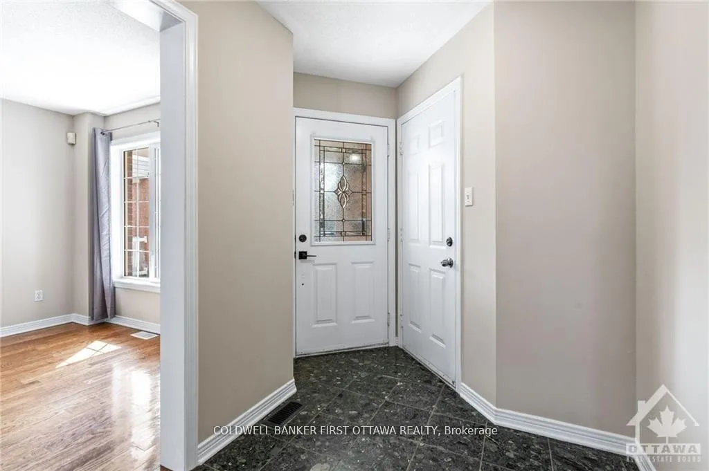 Photo 4 of 9 Armagh Way, Ottawa, Barrhaven - Longfields — HOMEH