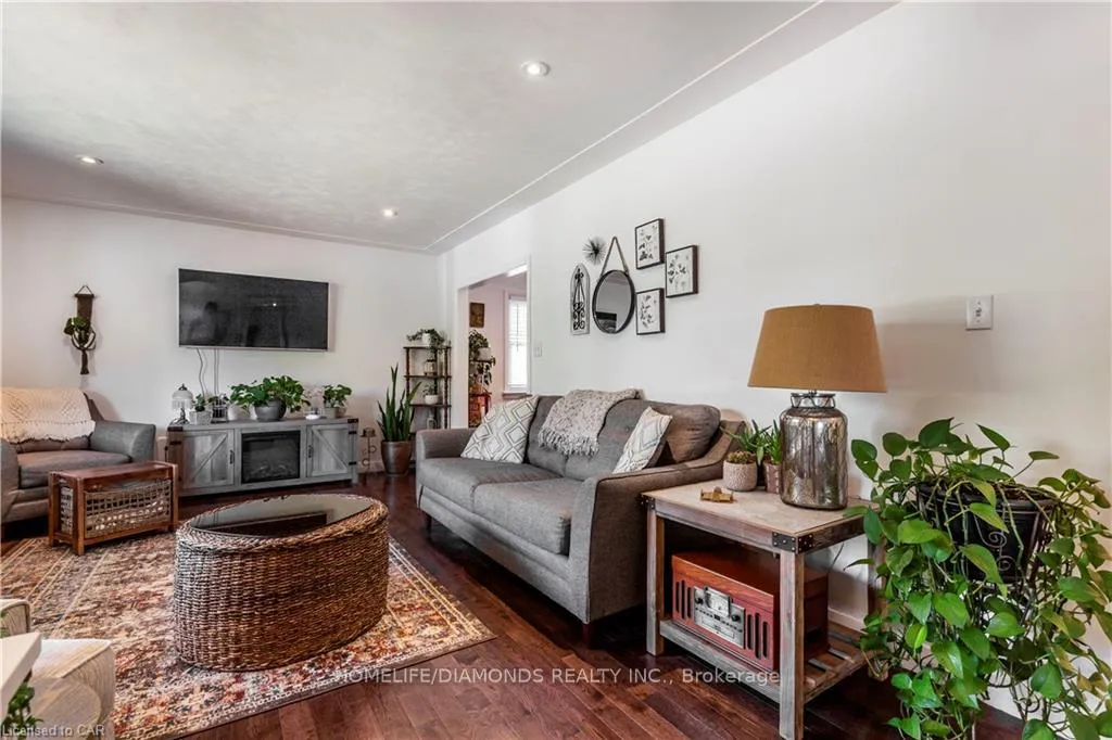 Photo 6 of Unit Upper, 107 Ellis Crescent, Waterloo — HOMEH