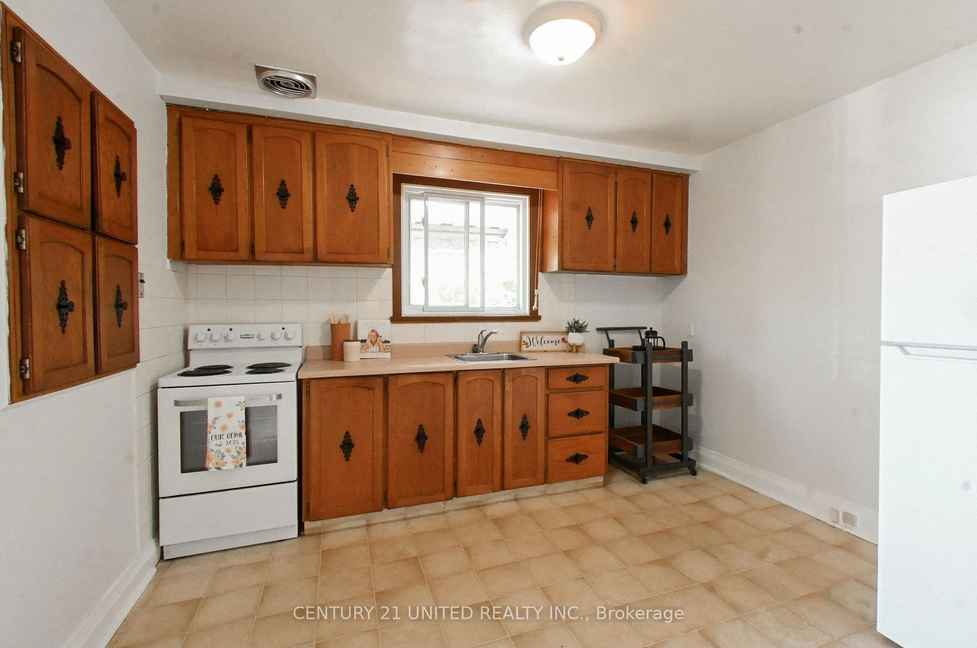 Photo 4 of 567 O'Connell Road, Peterborough, Otonabee Ward 1 — HOMEH
