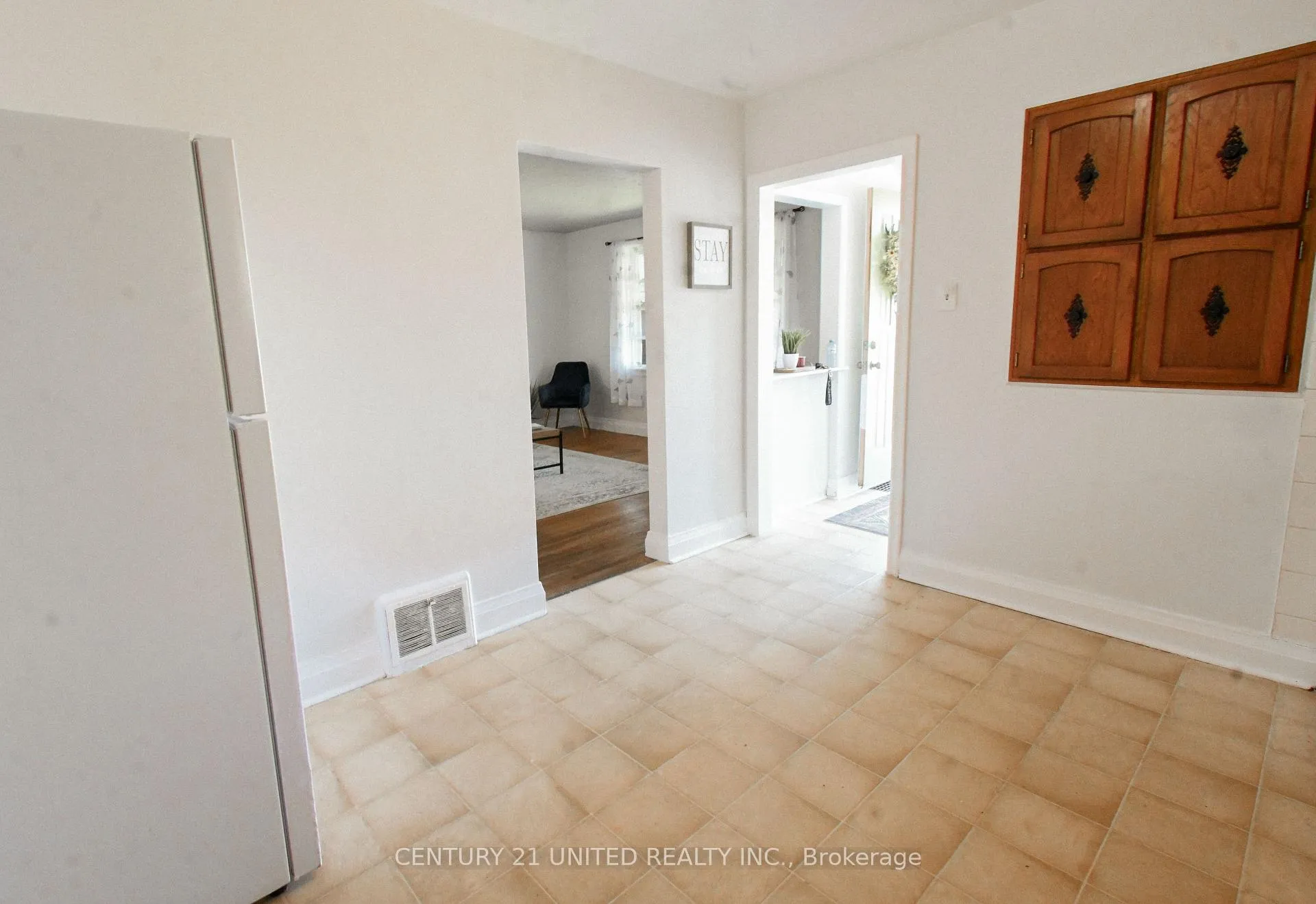 Photo 5 of 567 O'Connell Road, Peterborough, Otonabee Ward 1 — HOMEH