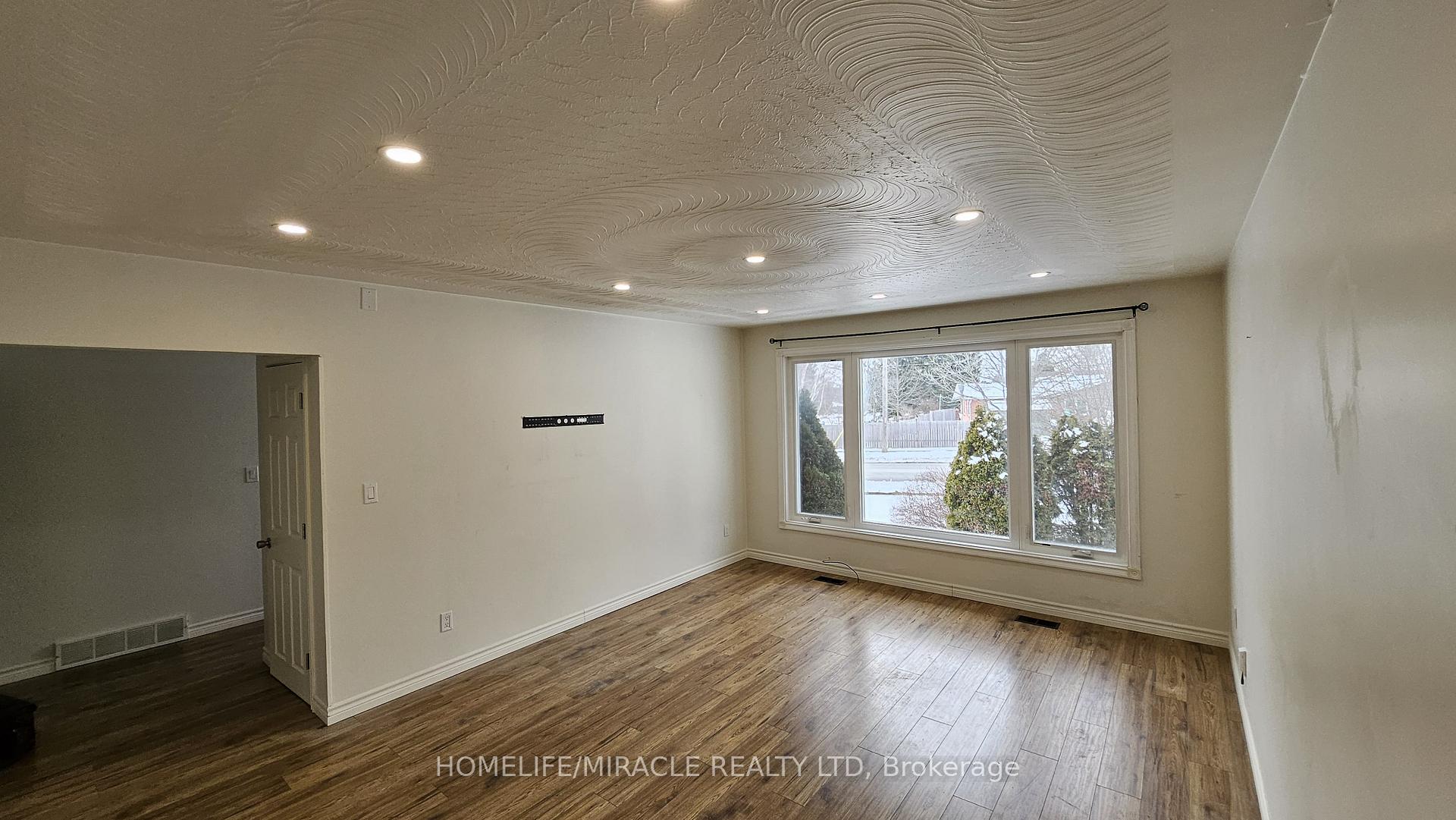 Photo 8 of 187 Keewatin Street S, Oshawa, Donevan — HOMEH