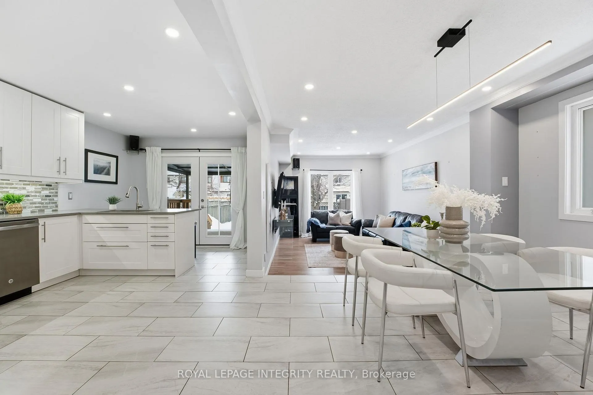 Photo 3 of 32 Acklam Terrace, Ottawa, Kanata - Morgan's Grant/South March — HOMEH