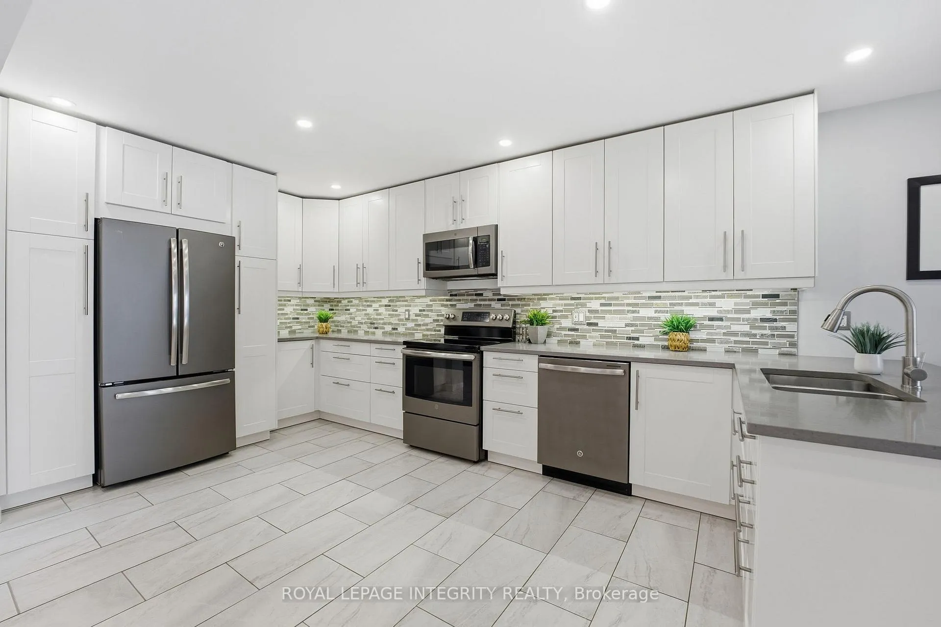 Photo 4 of 32 Acklam Terrace, Ottawa, Kanata - Morgan's Grant/South March — HOMEH