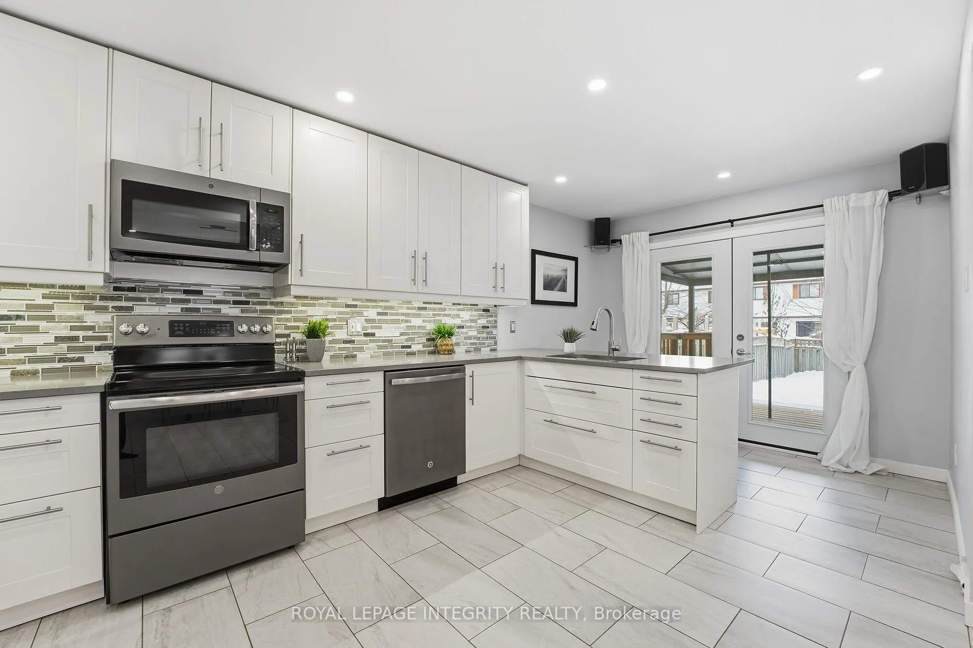 Photo 5 of 32 Acklam Terrace, Ottawa, Kanata - Morgan's Grant/South March — HOMEH