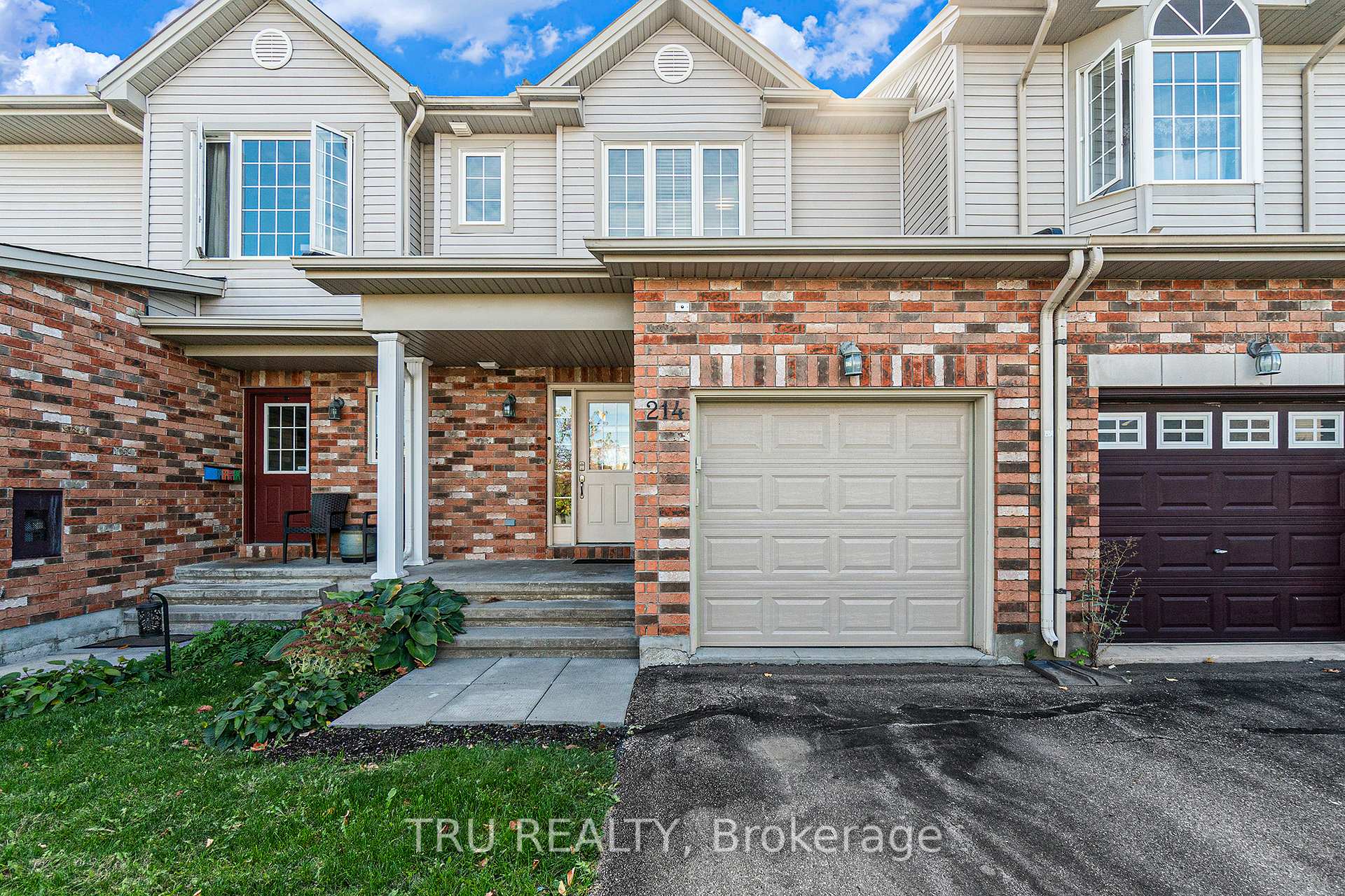 Photo 2 of 214 Arrita Street E, Ottawa, Kanata - Emerald Meadows/Trailwest — HOMEH