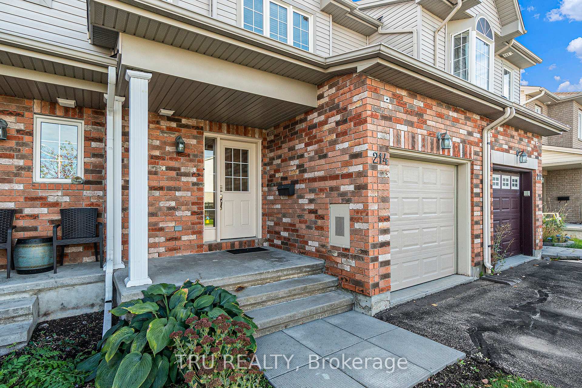 Photo 3 of 214 Arrita Street E, Ottawa, Kanata - Emerald Meadows/Trailwest — HOMEH