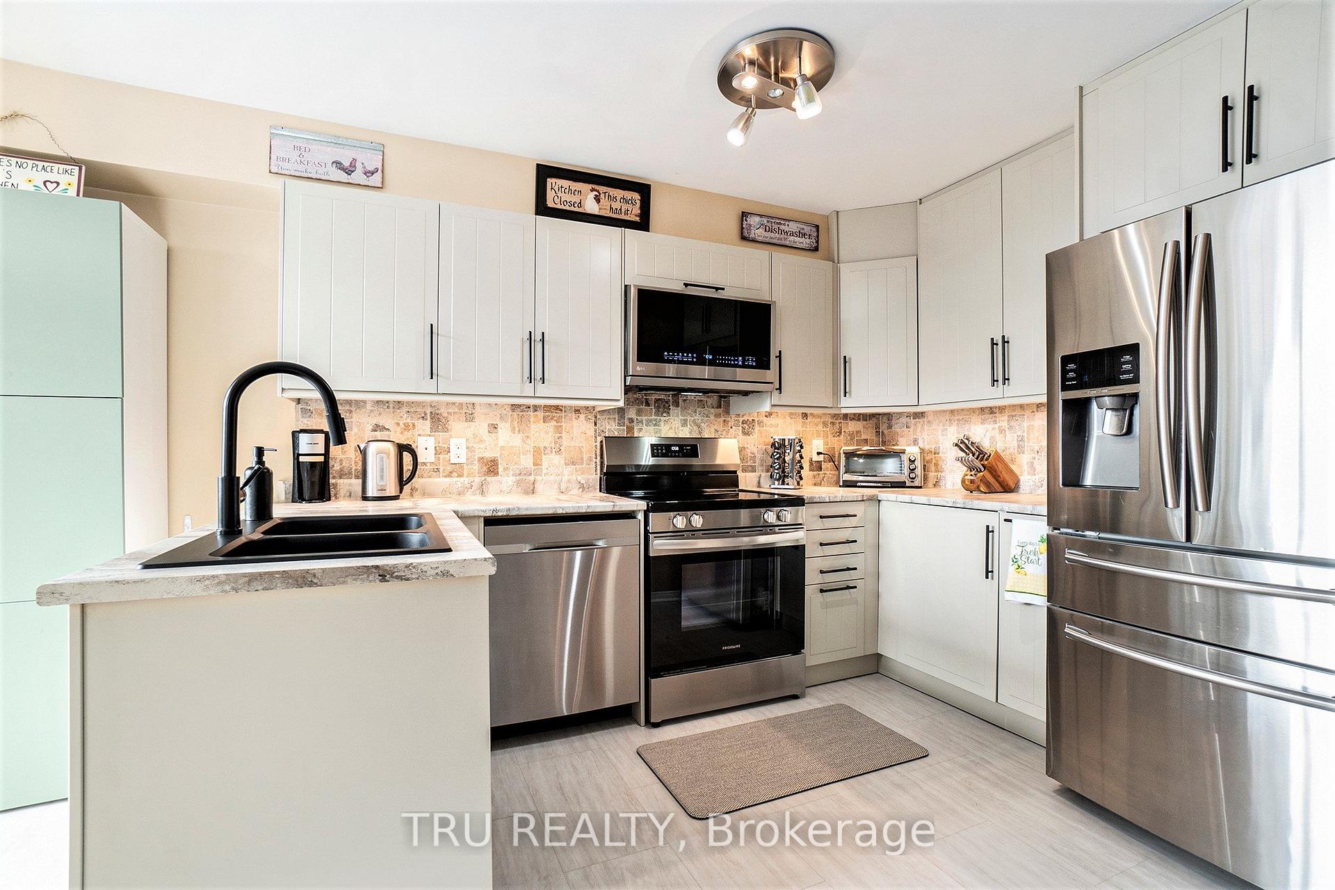 Photo 9 of 214 Arrita Street E, Ottawa, Kanata - Emerald Meadows/Trailwest — HOMEH