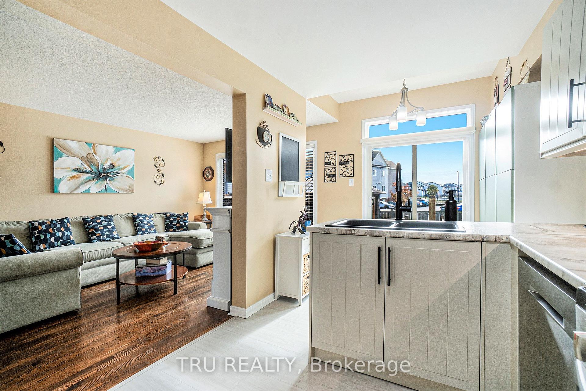 Photo 11 of 214 Arrita Street E, Ottawa, Kanata - Emerald Meadows/Trailwest — HOMEH