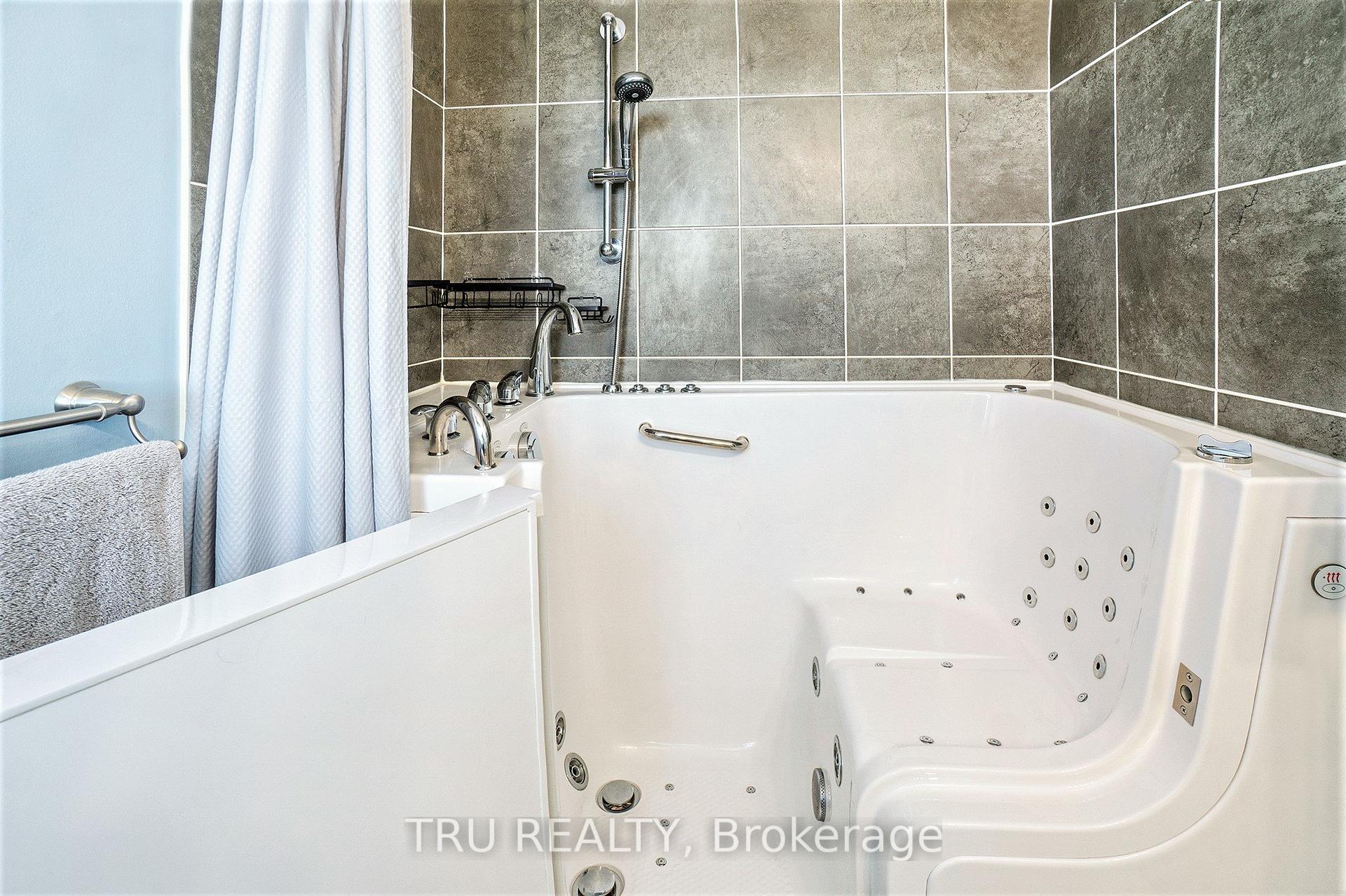Photo 19 of 214 Arrita Street E, Ottawa, Kanata - Emerald Meadows/Trailwest — HOMEH
