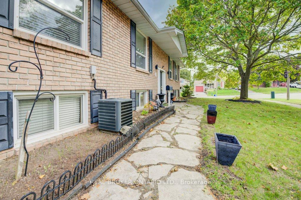 Photo 12 of 7 Folkstone Crescent, Kitchener — HOMEH