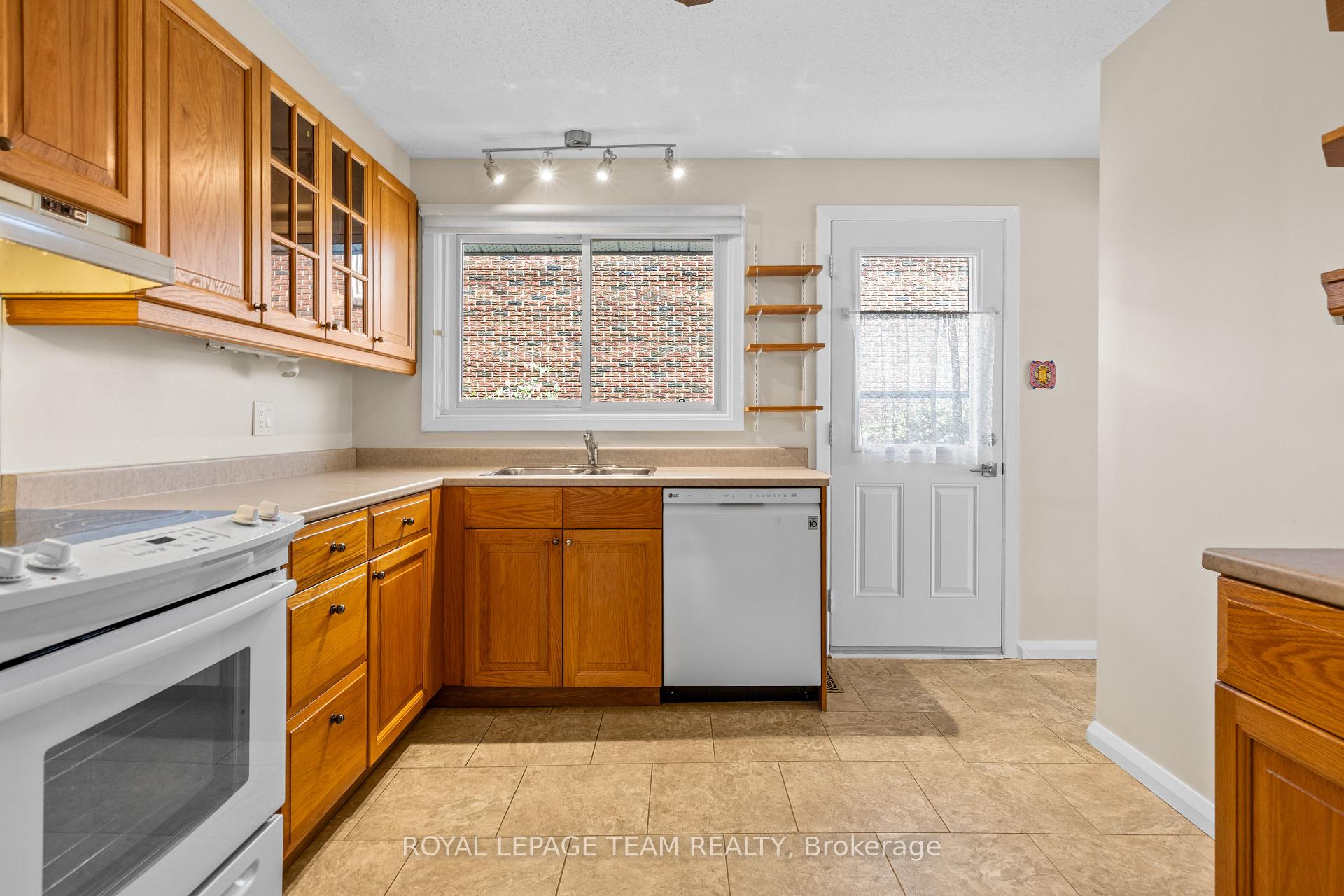 Photo 14 of 153 David Drive, Ottawa, Meadowlands/St. Claire Gardens — HOMEH