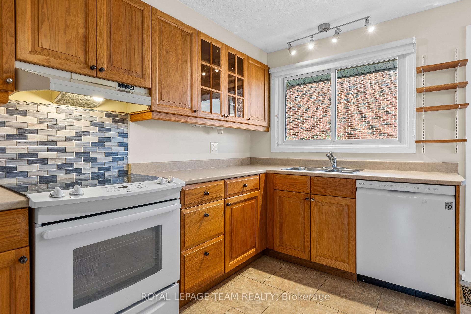 Photo 15 of 153 David Drive, Ottawa, Meadowlands/St. Claire Gardens — HOMEH