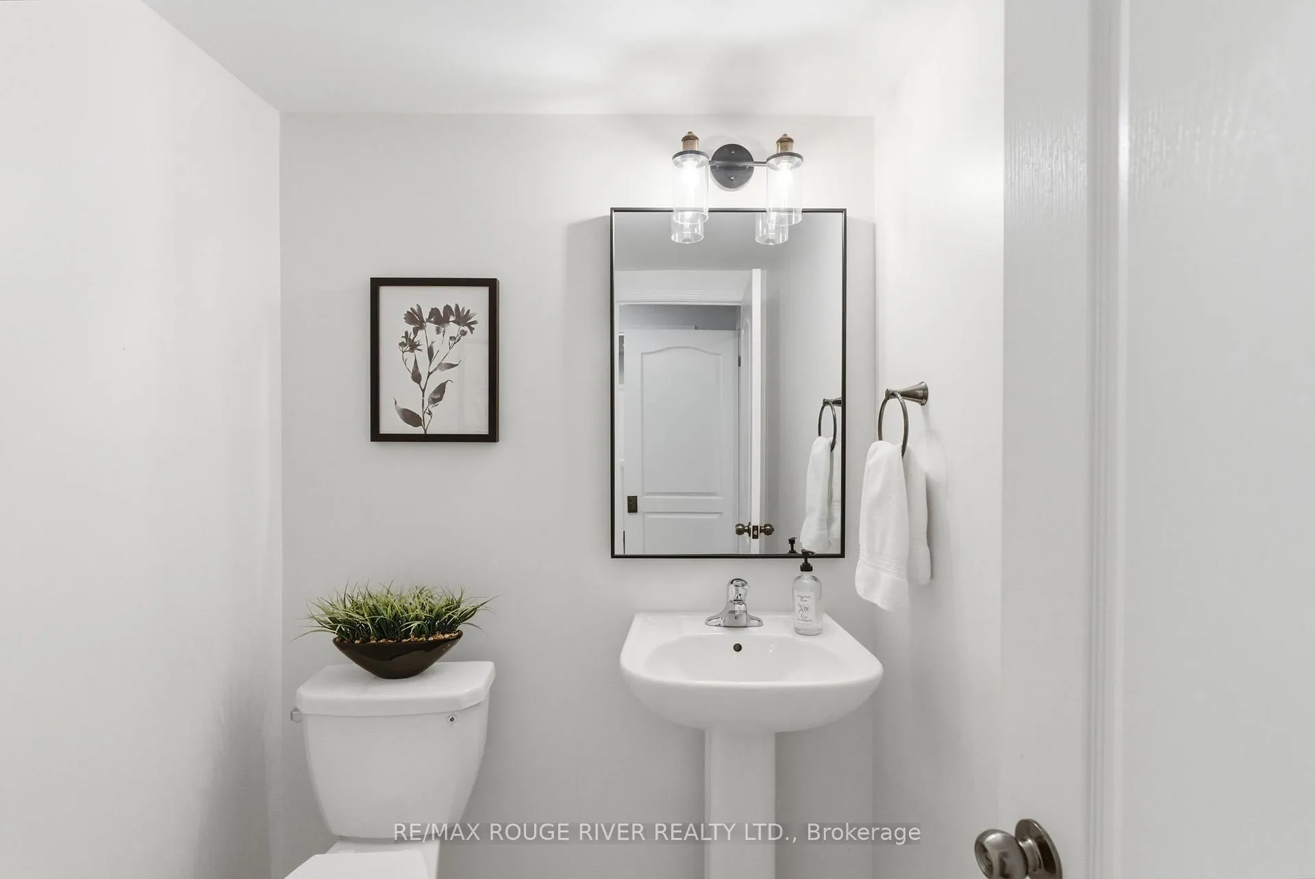 Photo 6 of 122 Edwin Carr Street, Clarington, Bowmanville — HOMEH