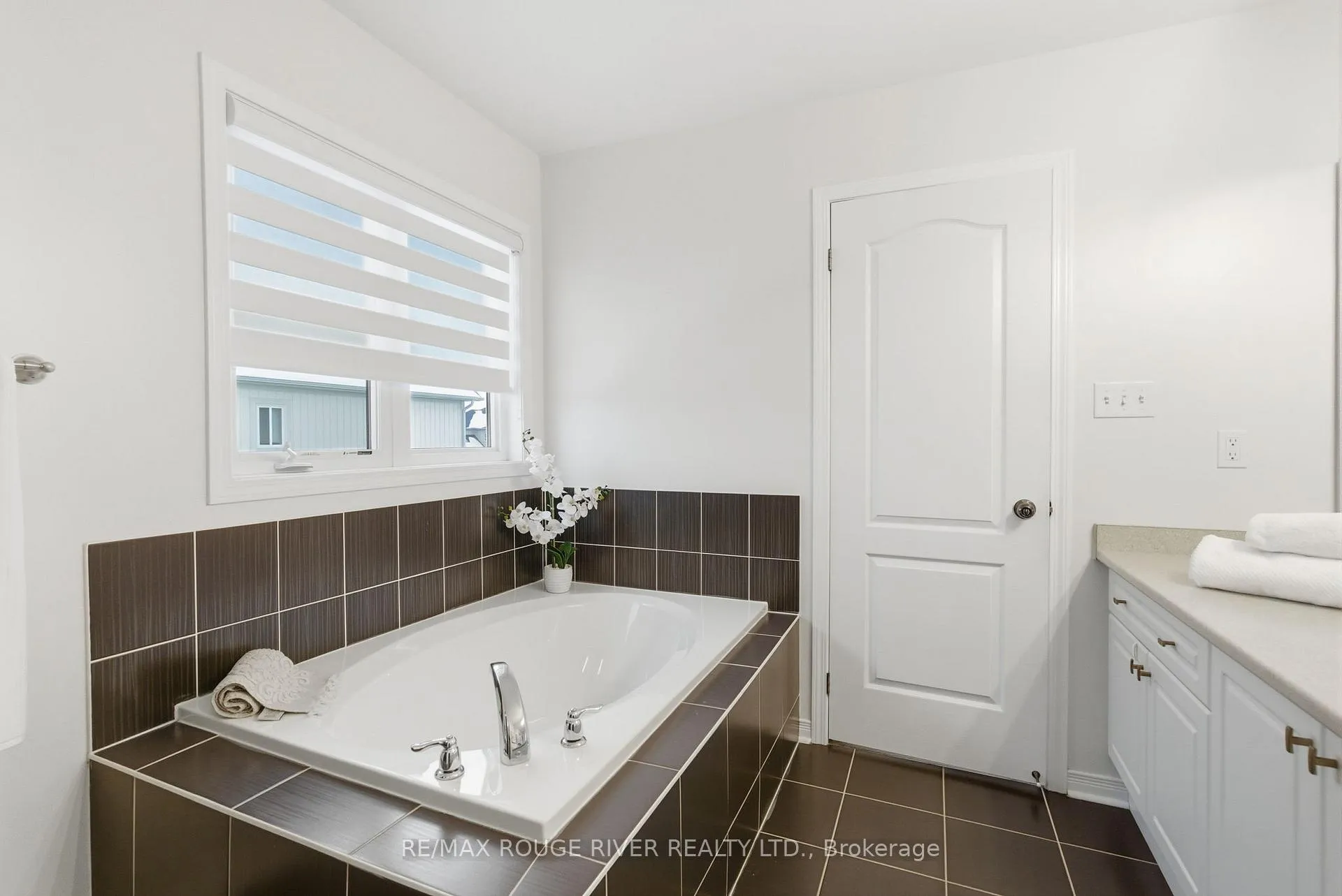 Photo 30 of 122 Edwin Carr Street, Clarington, Bowmanville — HOMEH