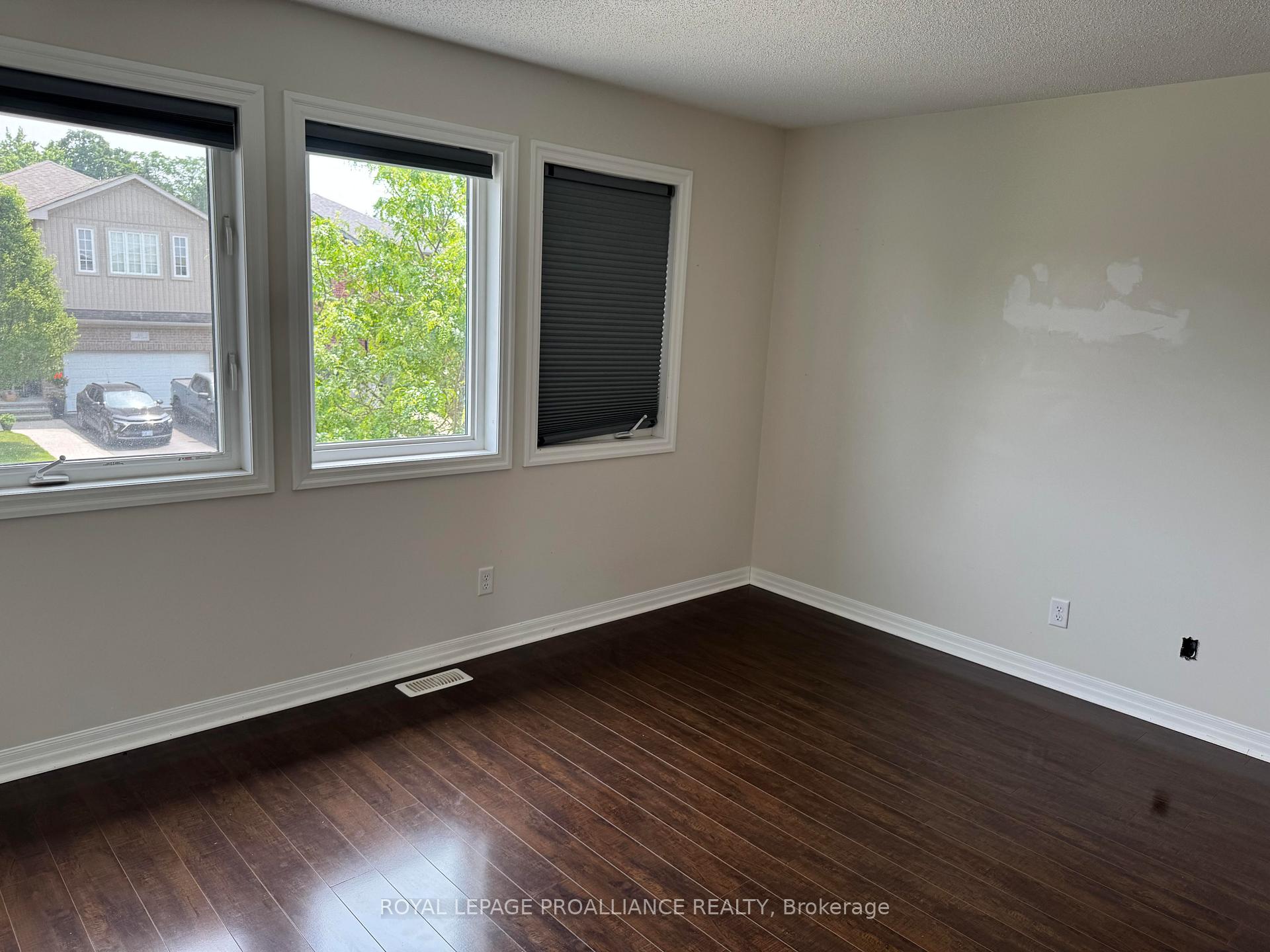 Photo 3 of 212 Clipper Court, Kingston, Kingston East (Incl Barret Crt) — HOMEH