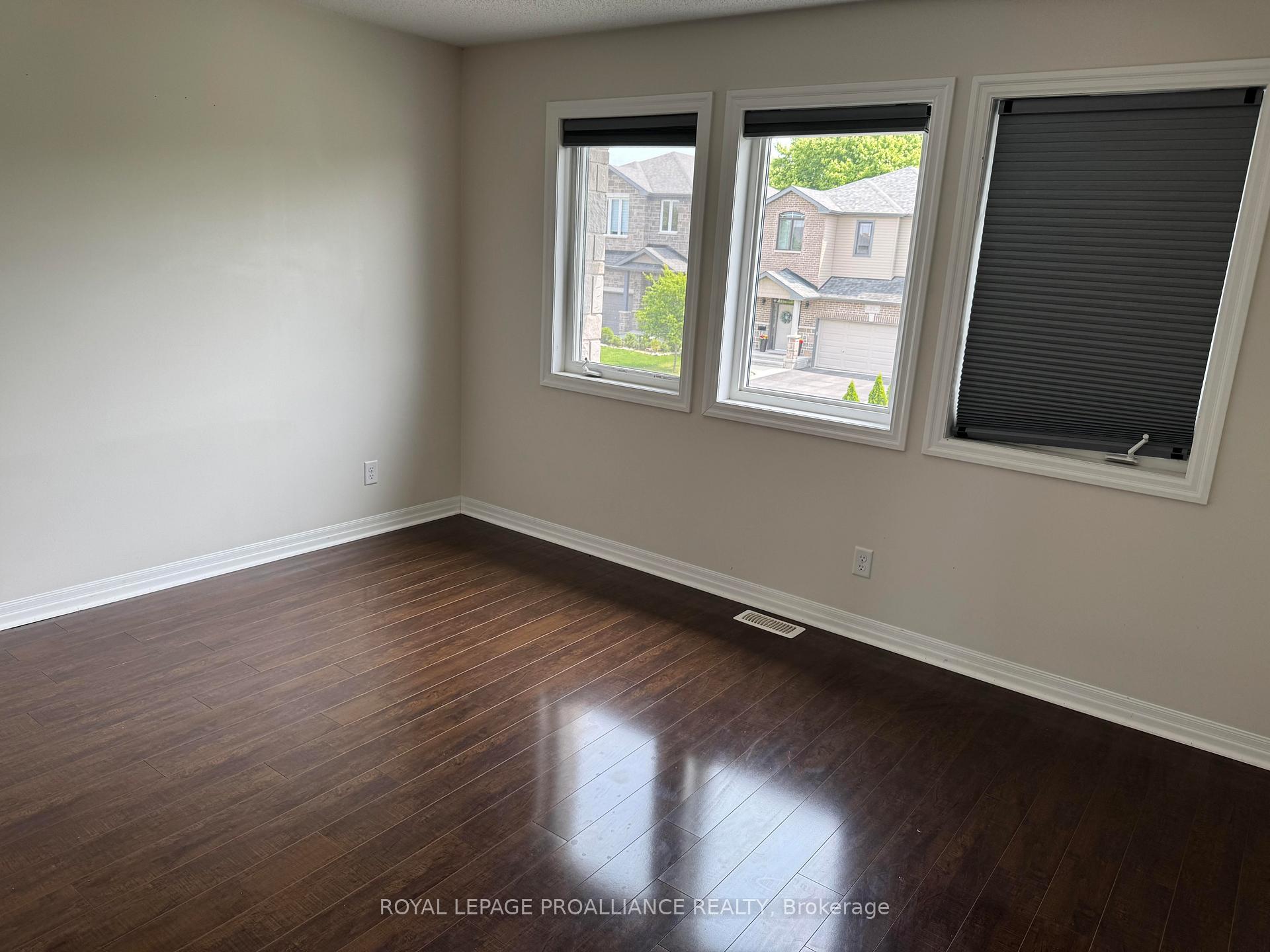 Photo 5 of 212 Clipper Court, Kingston, Kingston East (Incl Barret Crt) — HOMEH