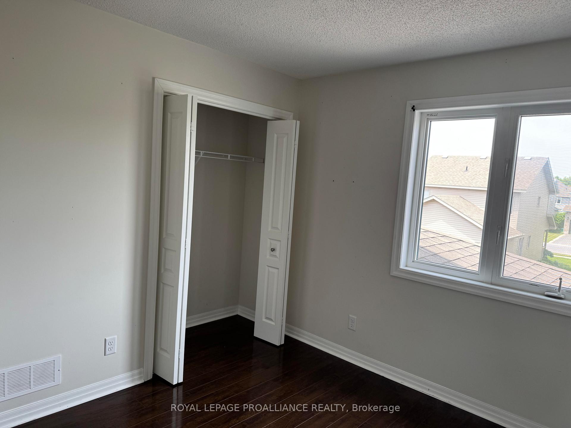 Photo 8 of 212 Clipper Court, Kingston, Kingston East (Incl Barret Crt) — HOMEH