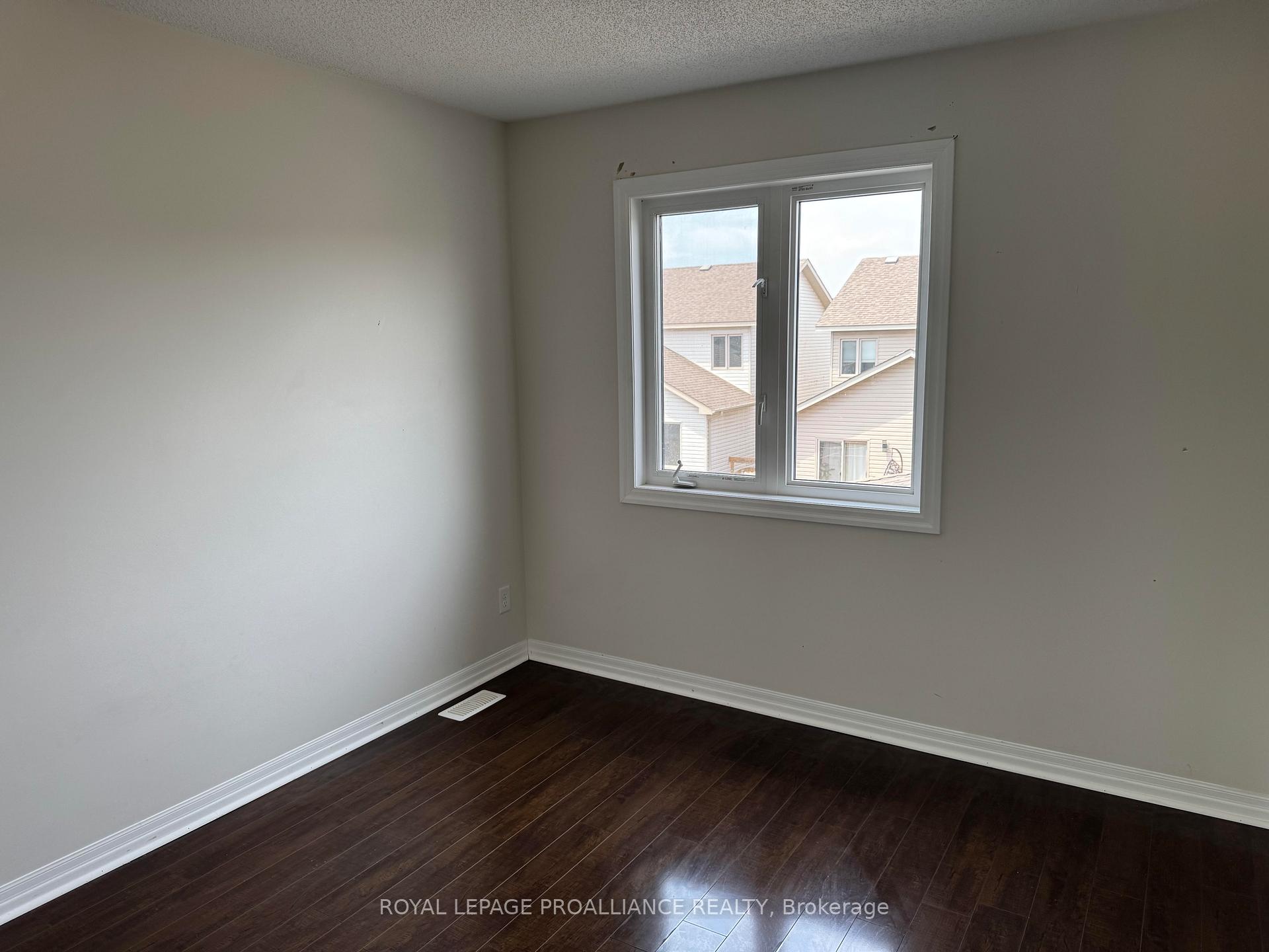 Photo 10 of 212 Clipper Court, Kingston, Kingston East (Incl Barret Crt) — HOMEH