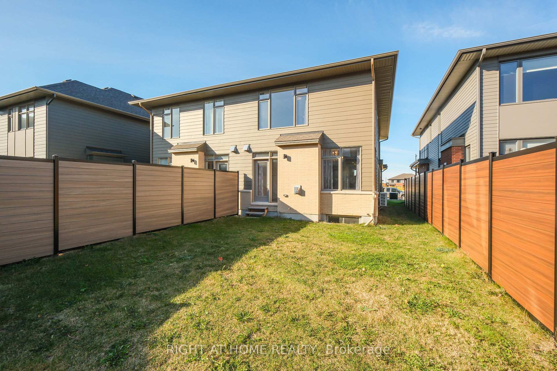 Photo 3 of 320 Wigwas Street, Ottawa, CFB Rockcliffe and Area — HOMEH