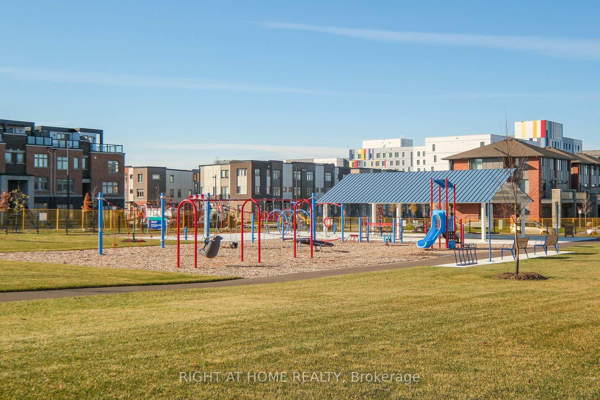 Photo 4 of 320 Wigwas Street, Ottawa, CFB Rockcliffe and Area — HOMEH