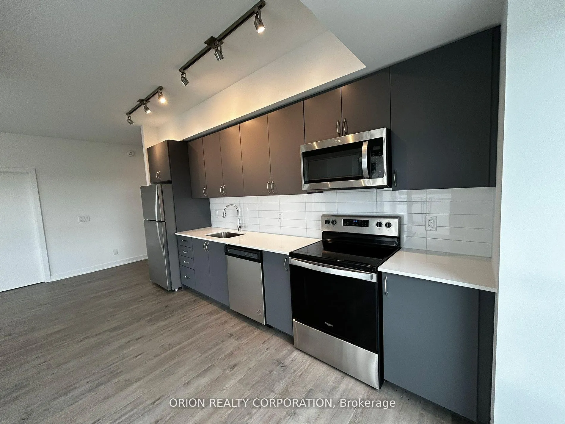 Photo 3 of Unit 1005, 56 Lakeside Terrace, Barrie, Little Lake — HOMEH
