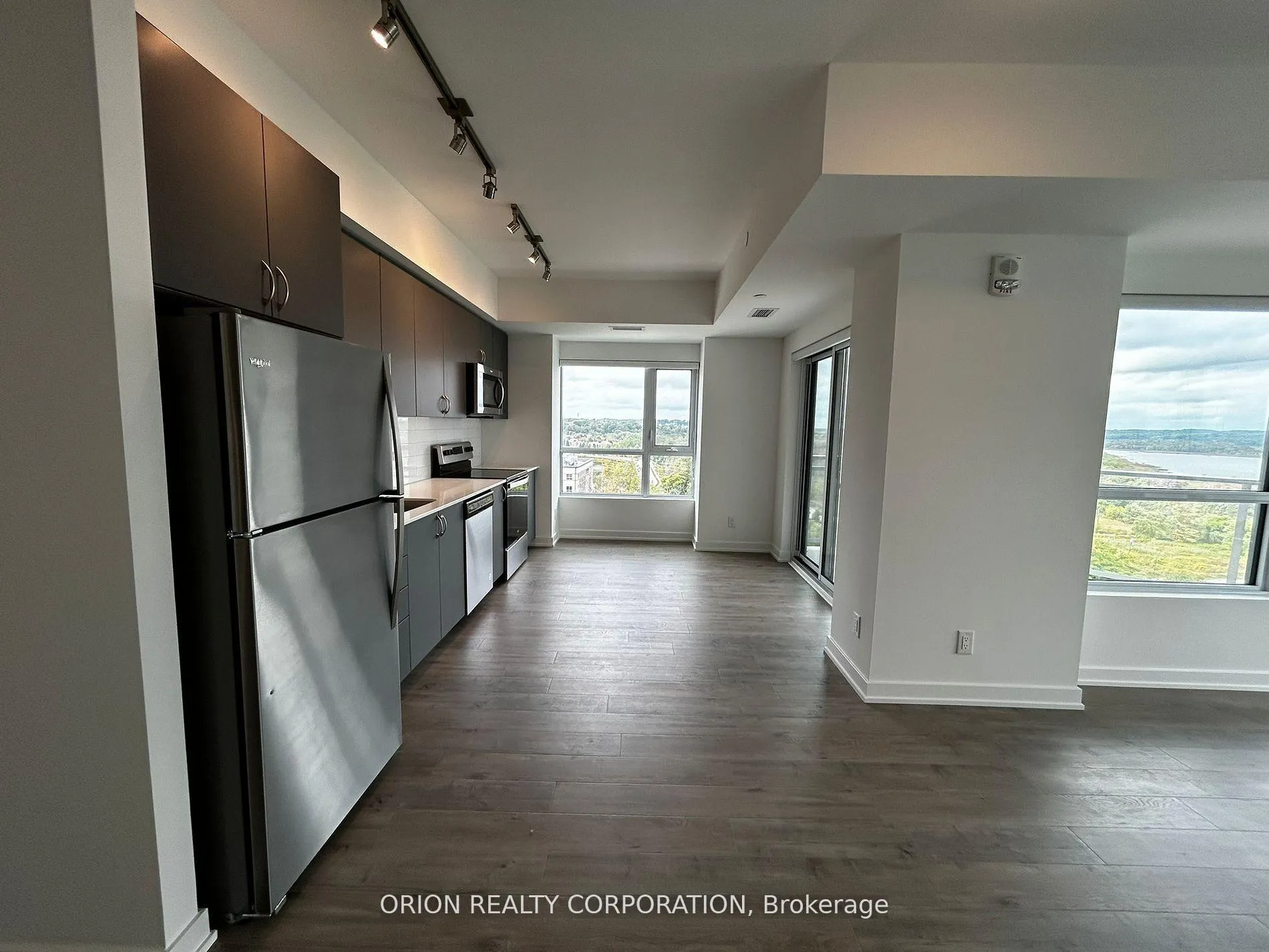 Photo 4 of Unit 1005, 56 Lakeside Terrace, Barrie, Little Lake — HOMEH