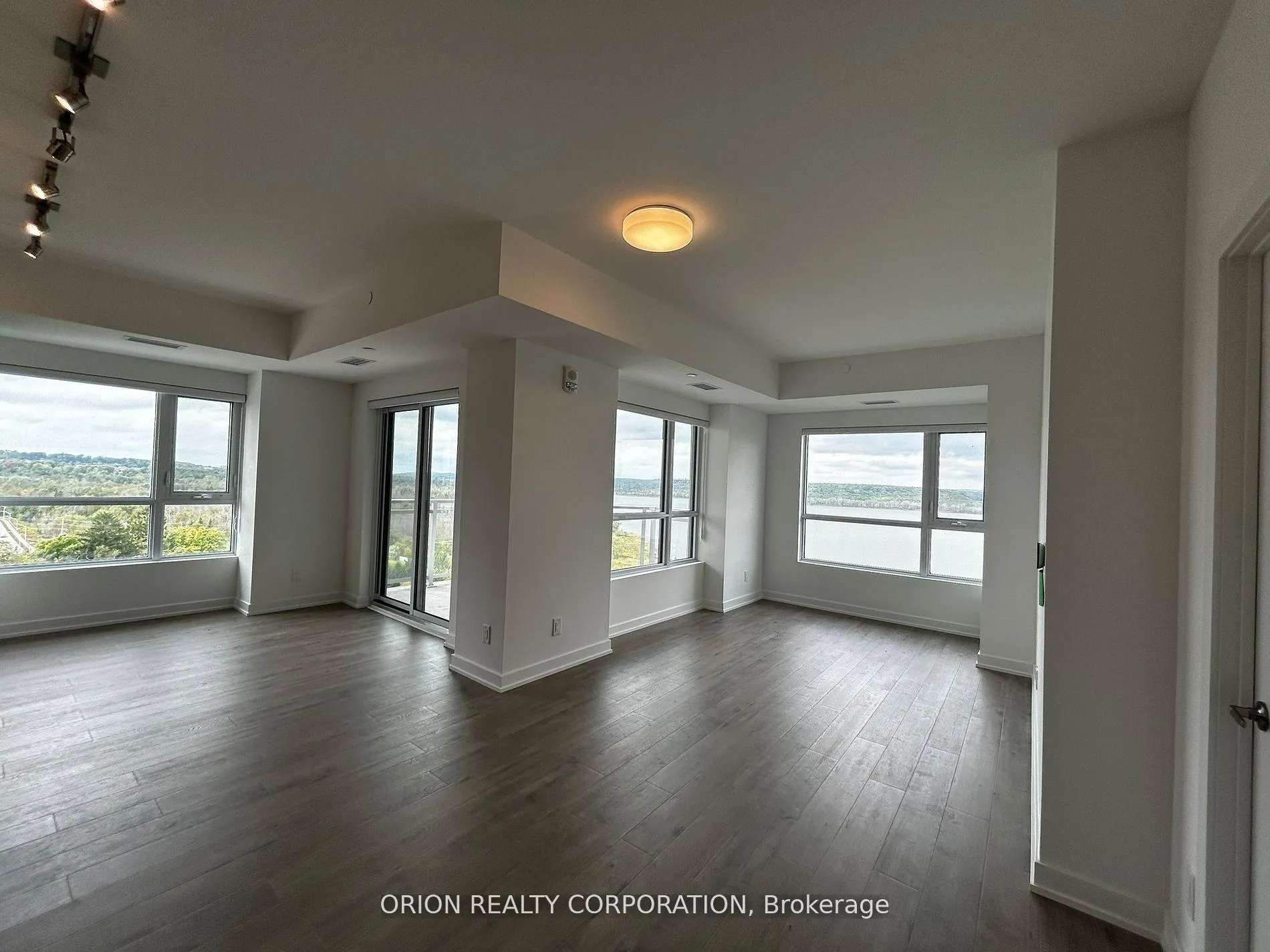 Photo 5 of Unit 1005, 56 Lakeside Terrace, Barrie, Little Lake — HOMEH